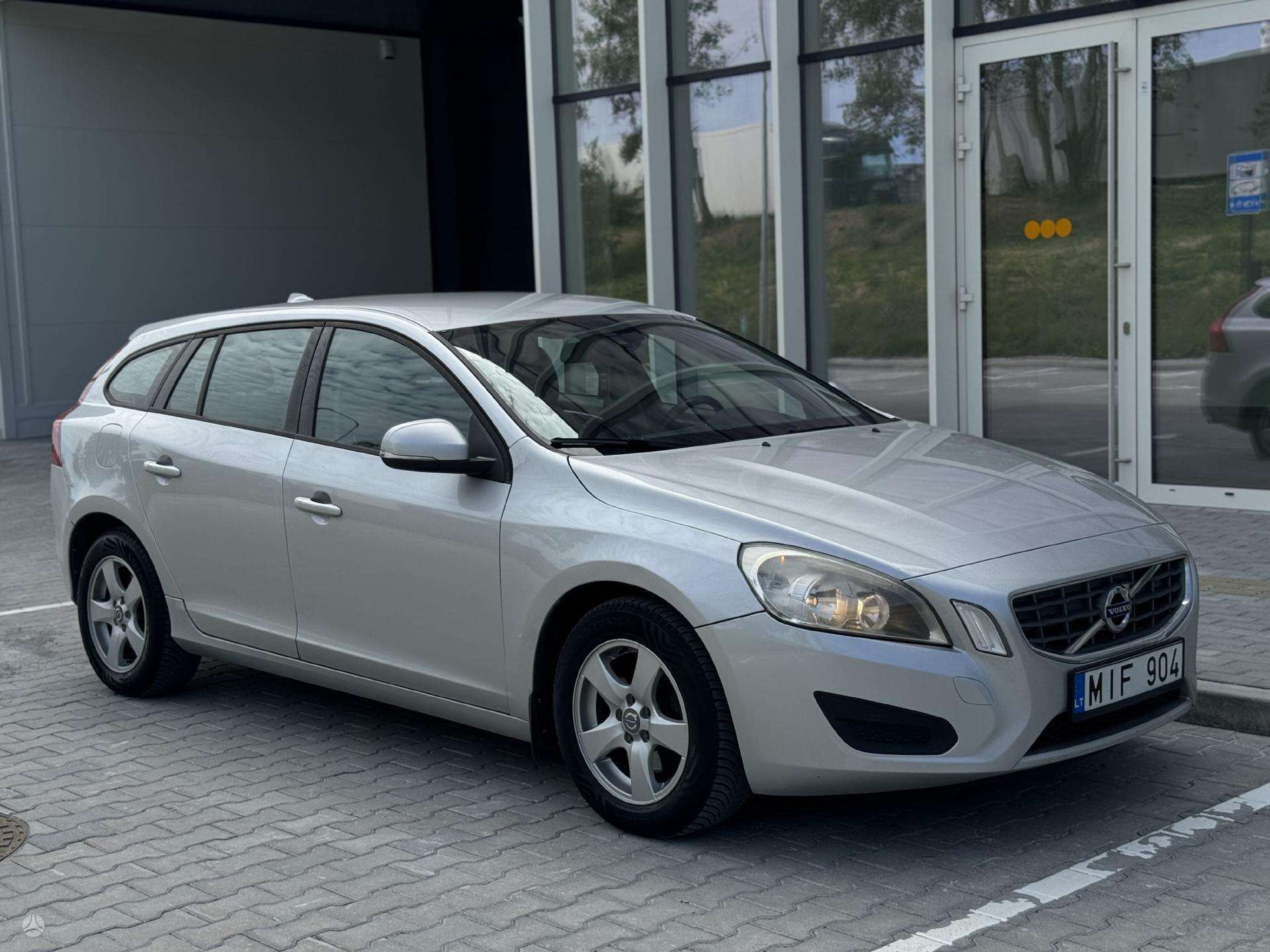 Volvo V60.