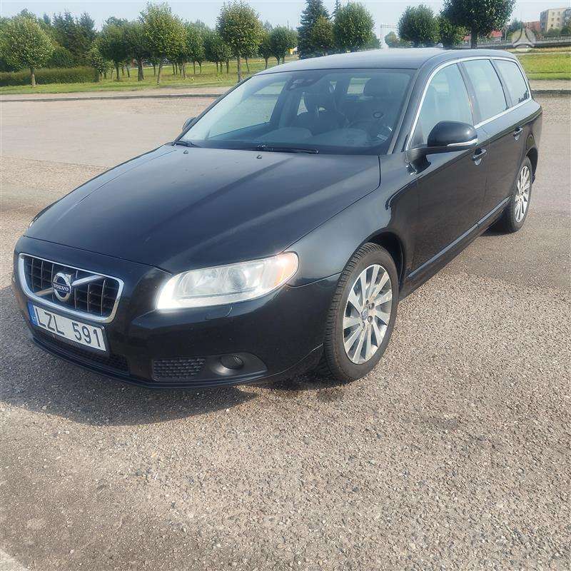 Volvo V70.