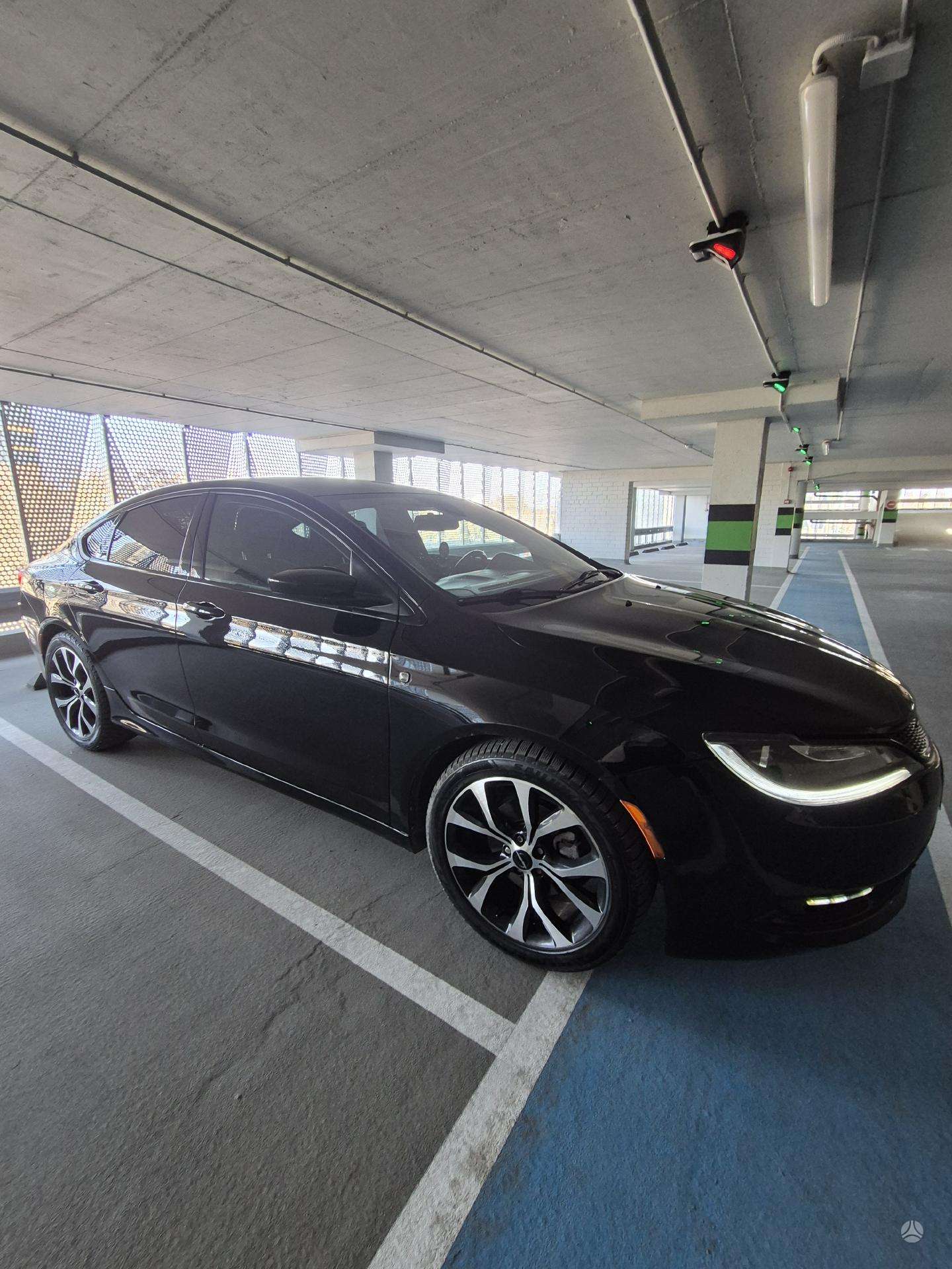 Chrysler 200.