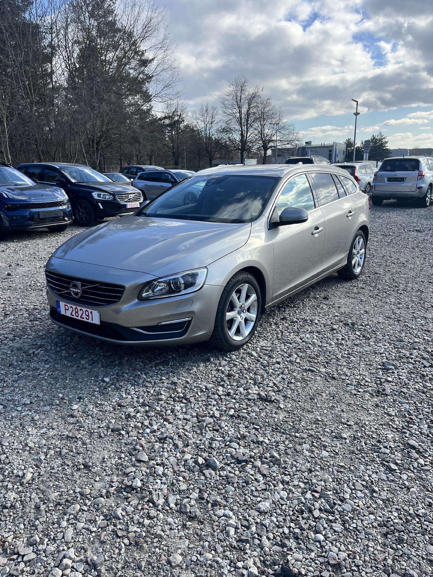 Volvo V60.