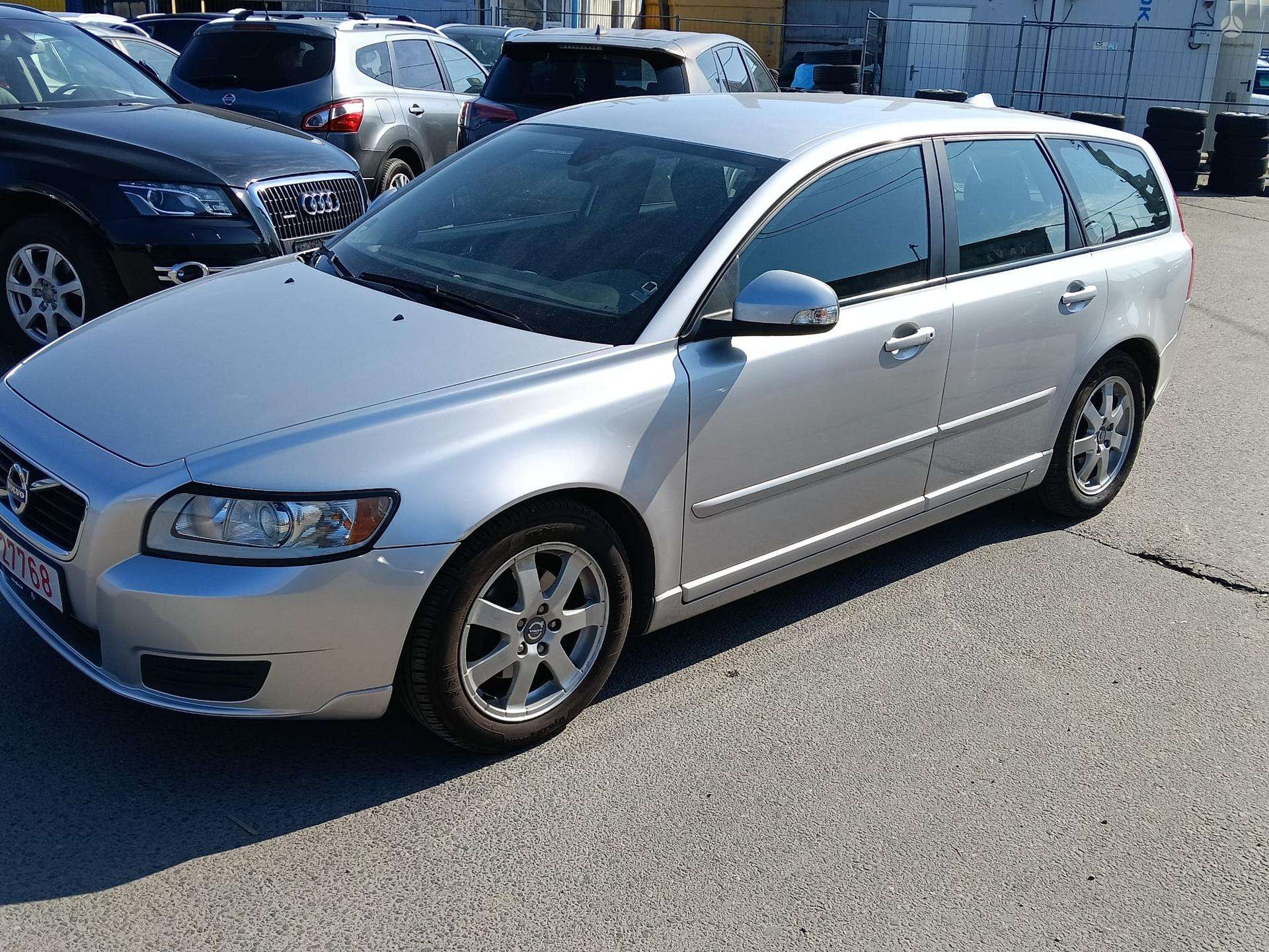 Volvo V50.