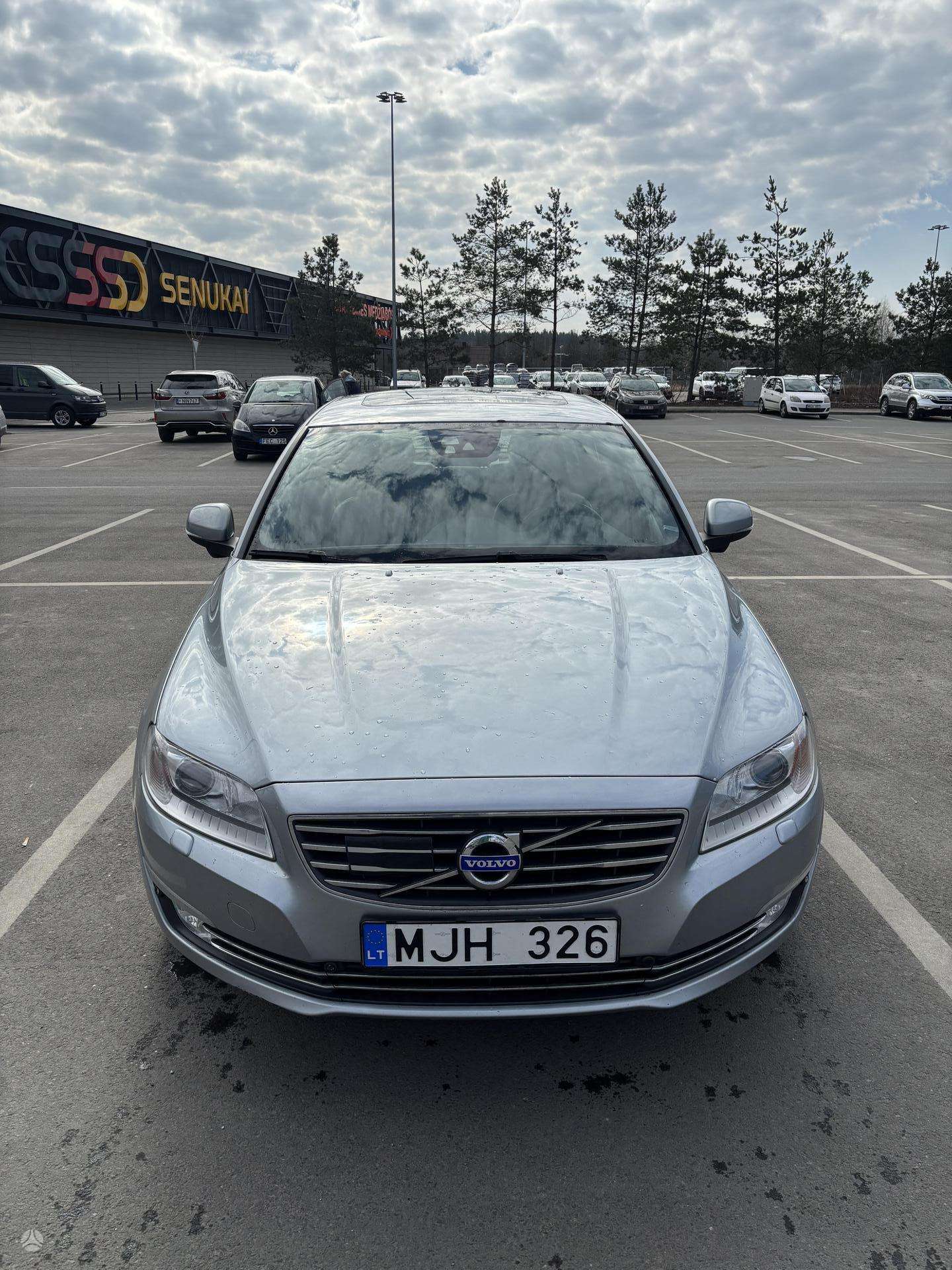 Volvo S80.