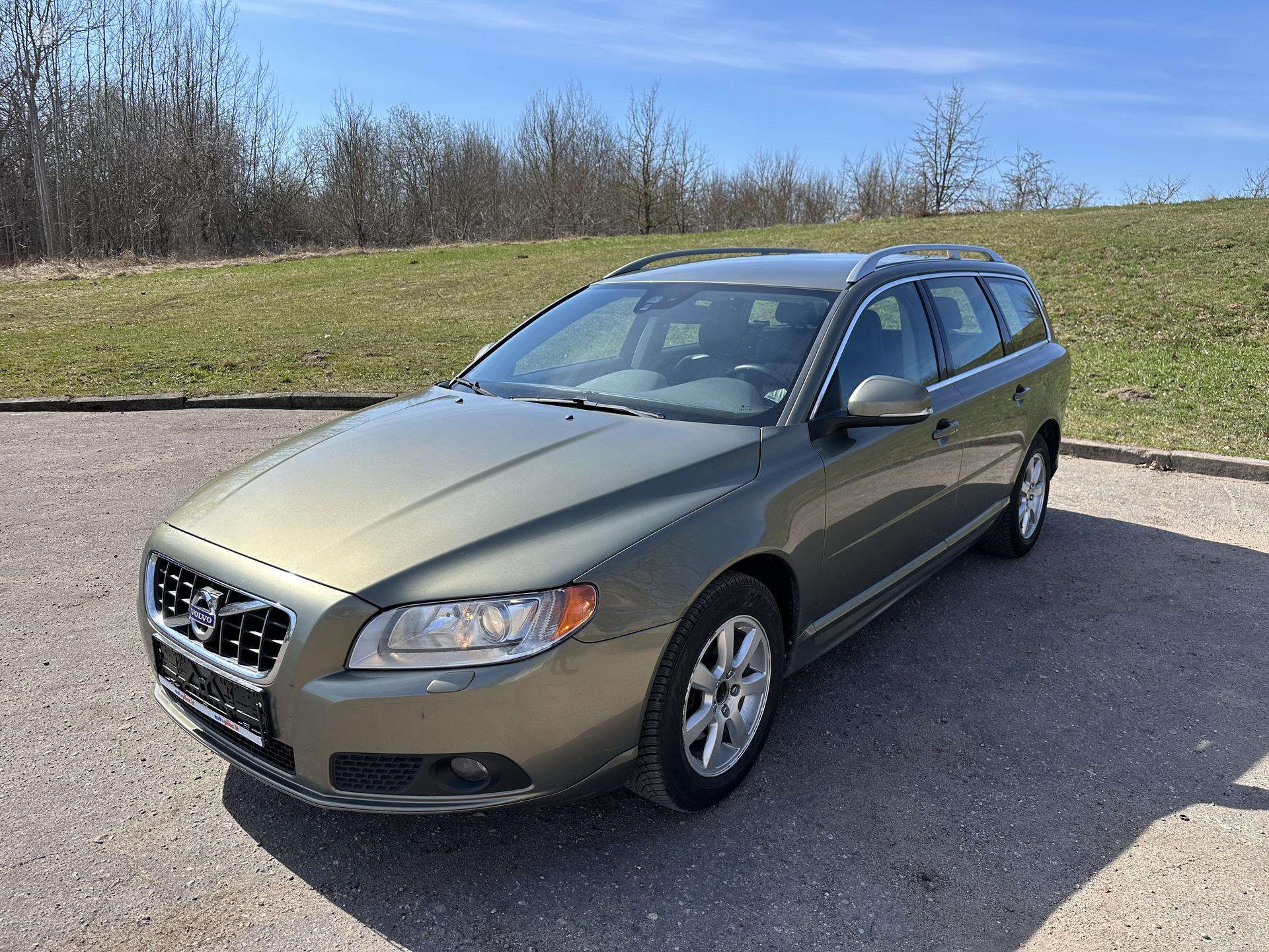 Volvo V70.