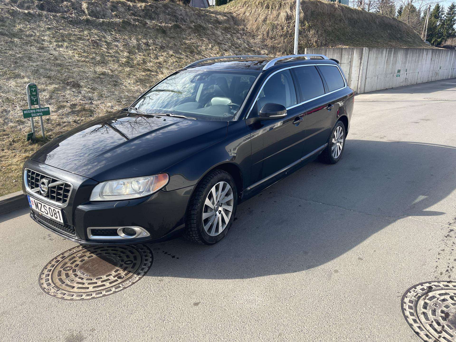 Volvo V70.