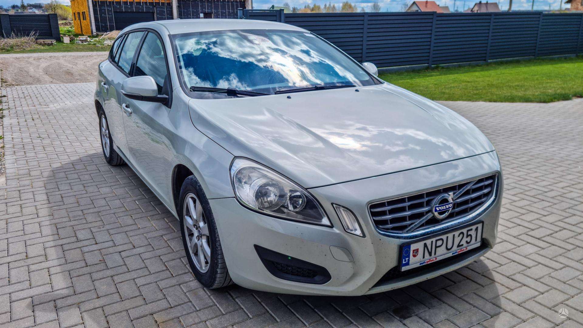 Volvo V60.