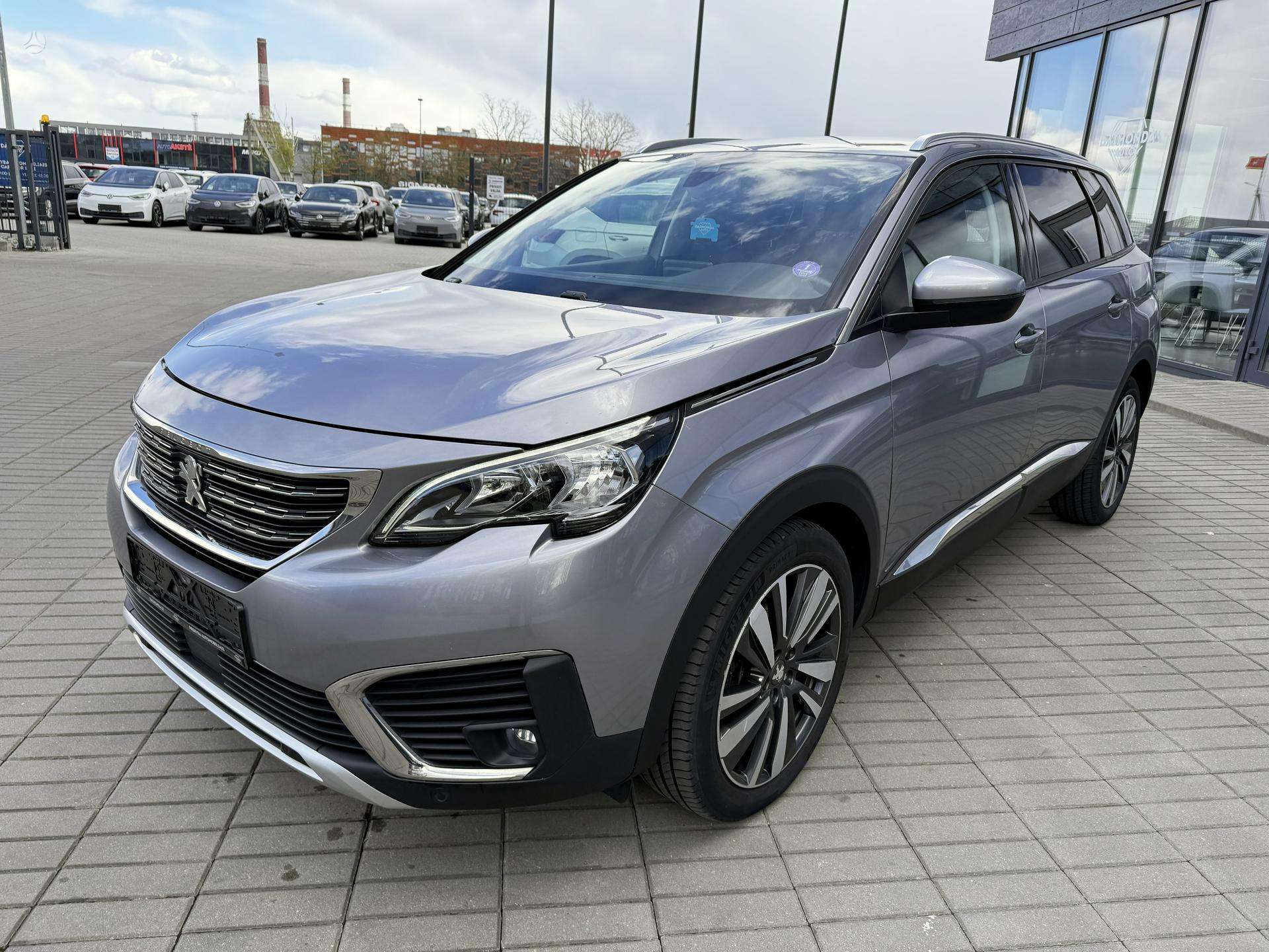 Peugeot 5008.