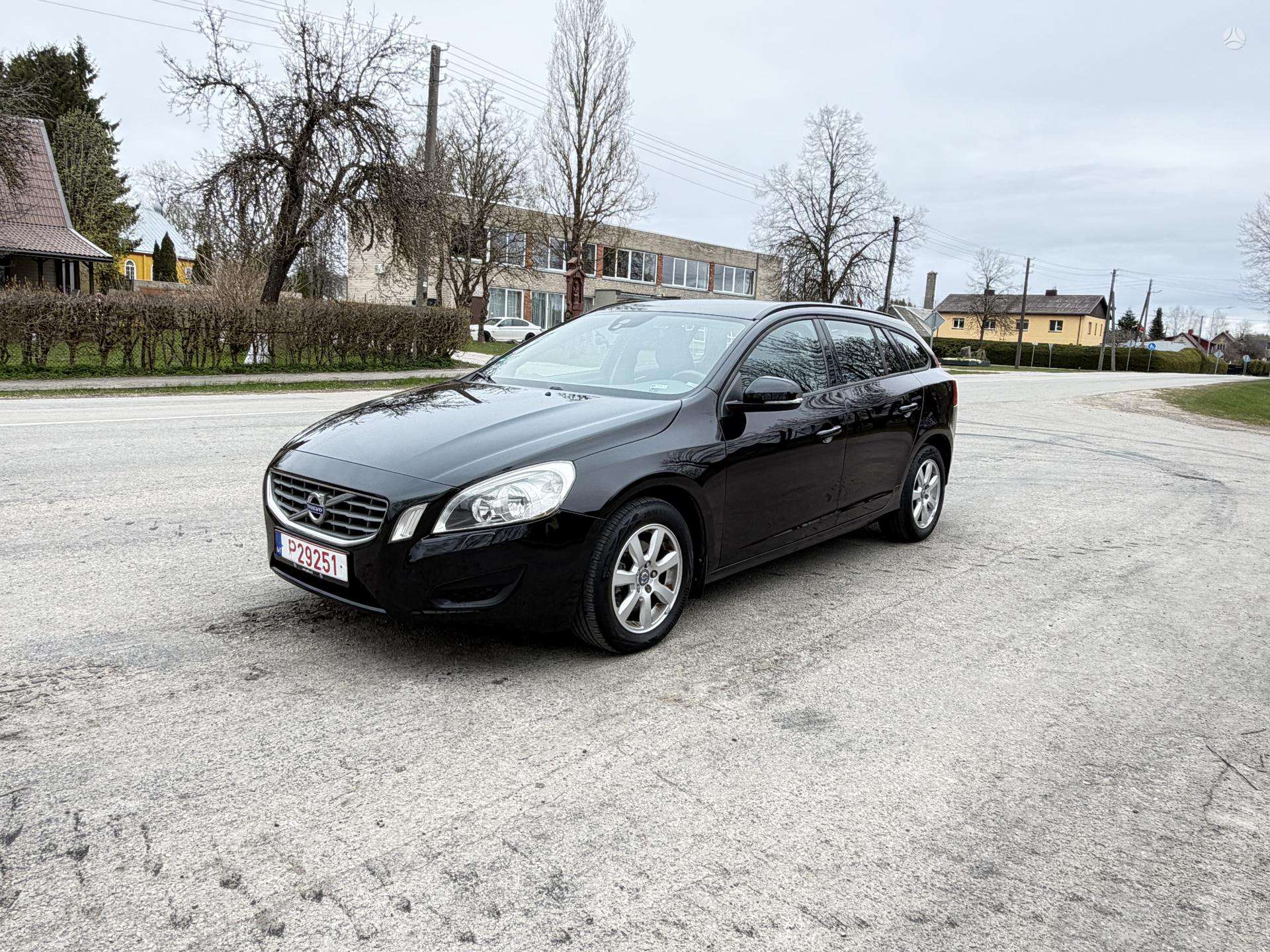 Volvo V60.