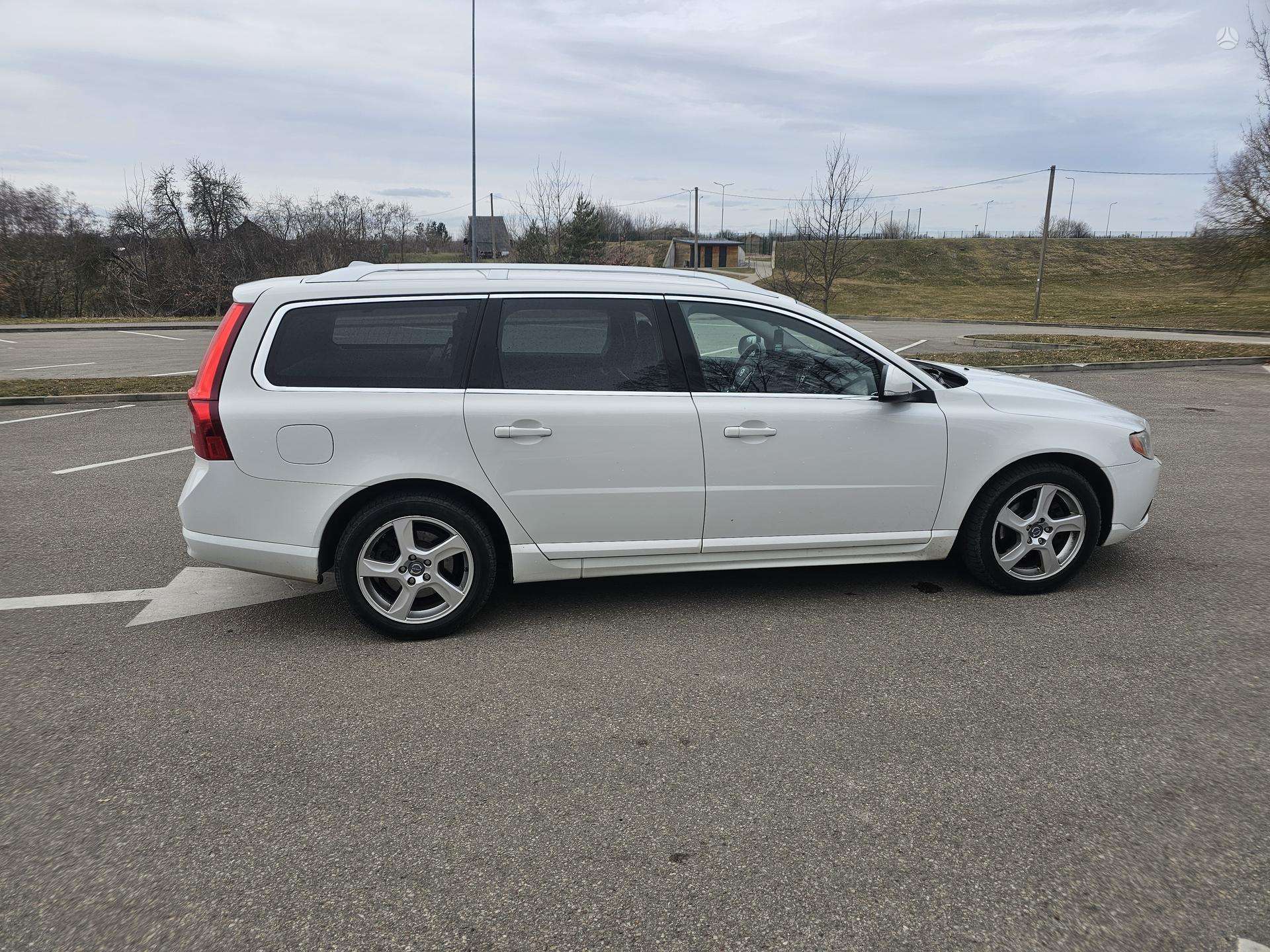 Volvo V70.