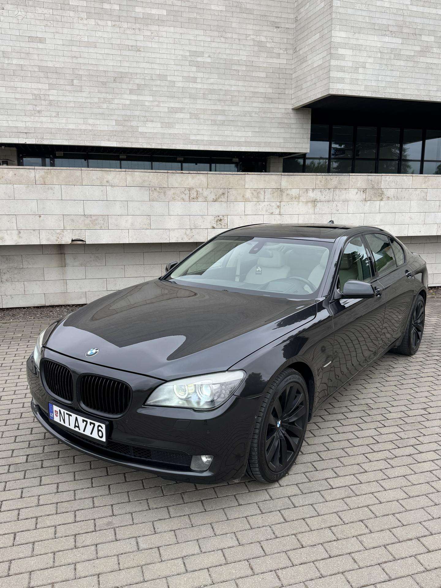 BMW 740.