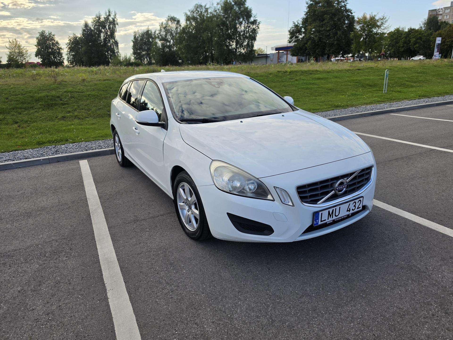 Volvo V60.