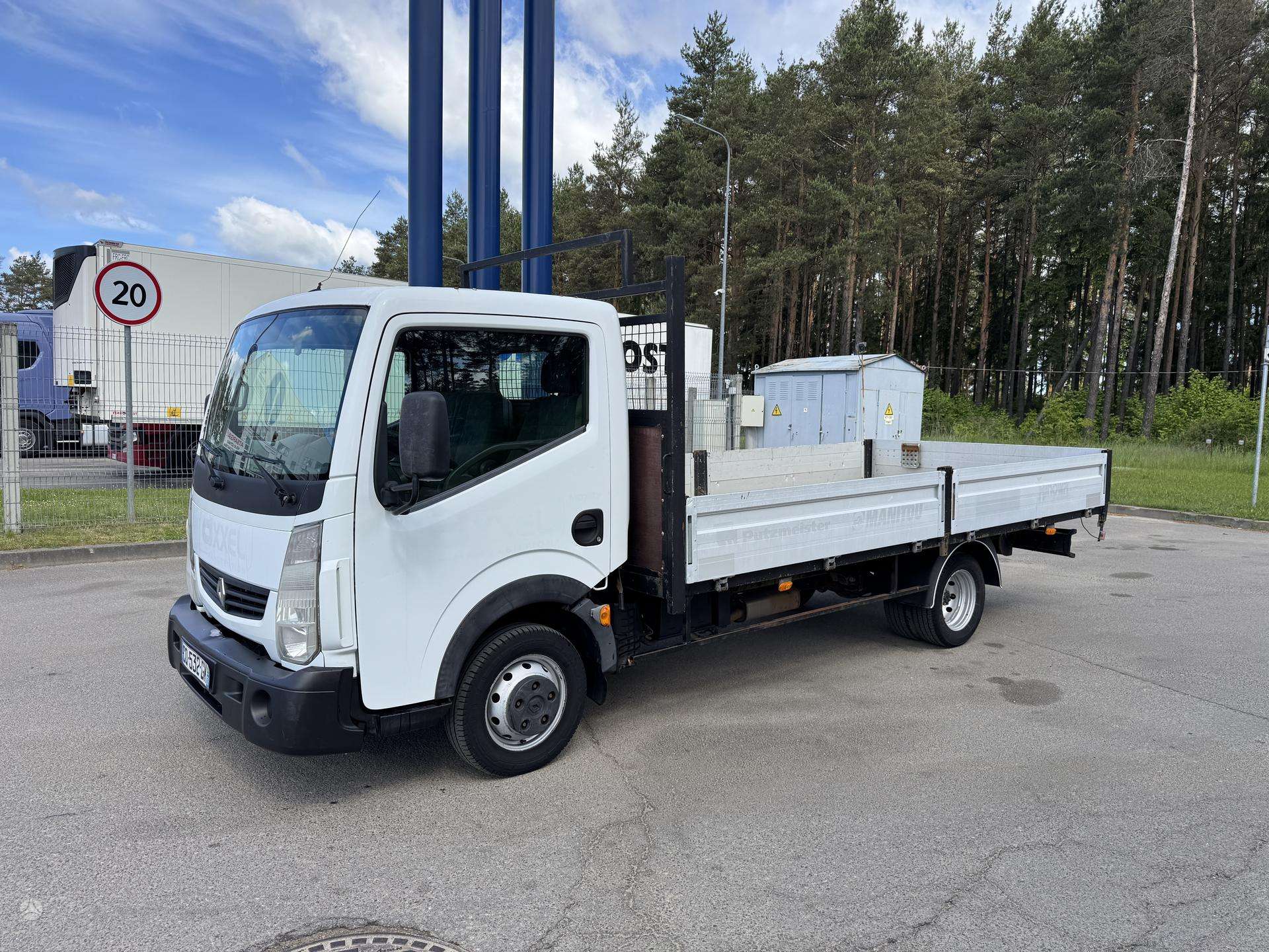 Renault Maxity.