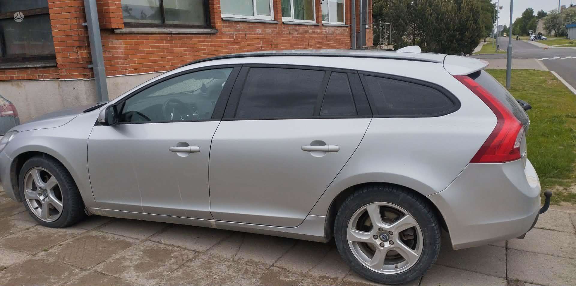 Volvo V60.