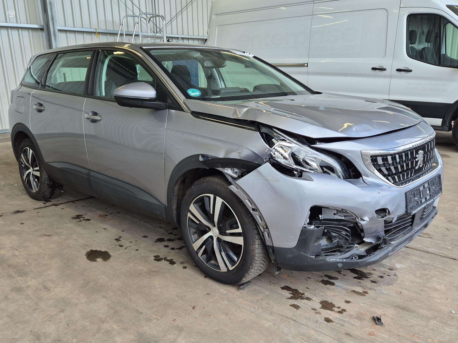 Peugeot 5008.