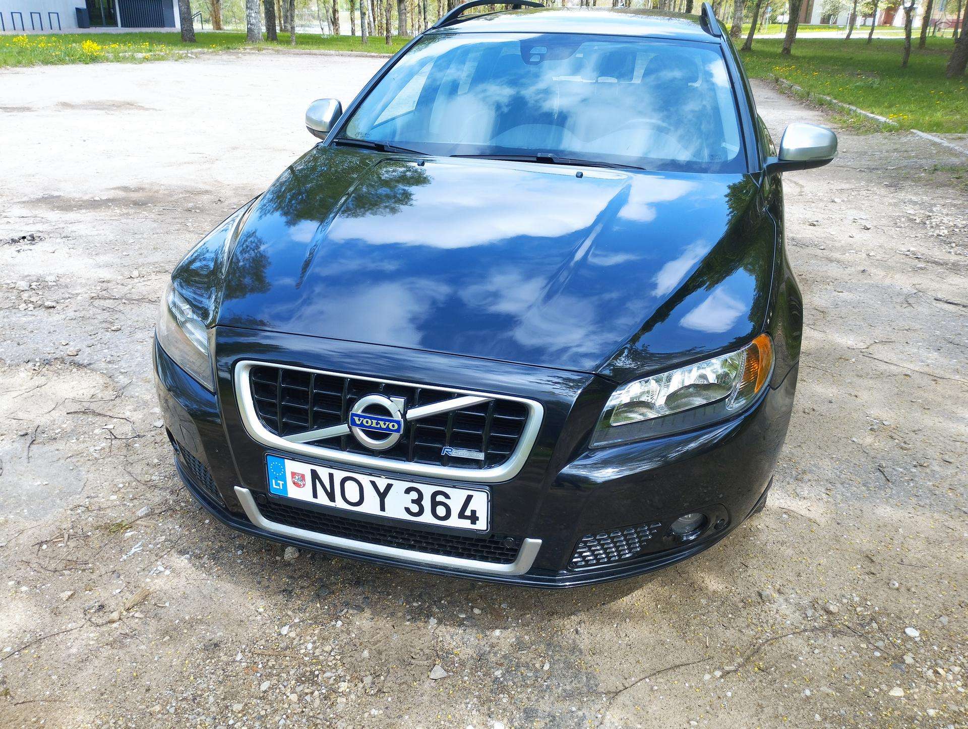 Volvo V70.