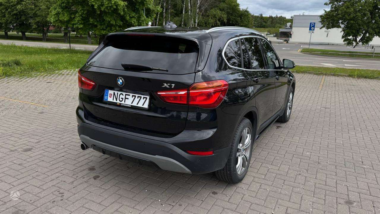 BMW X1.
