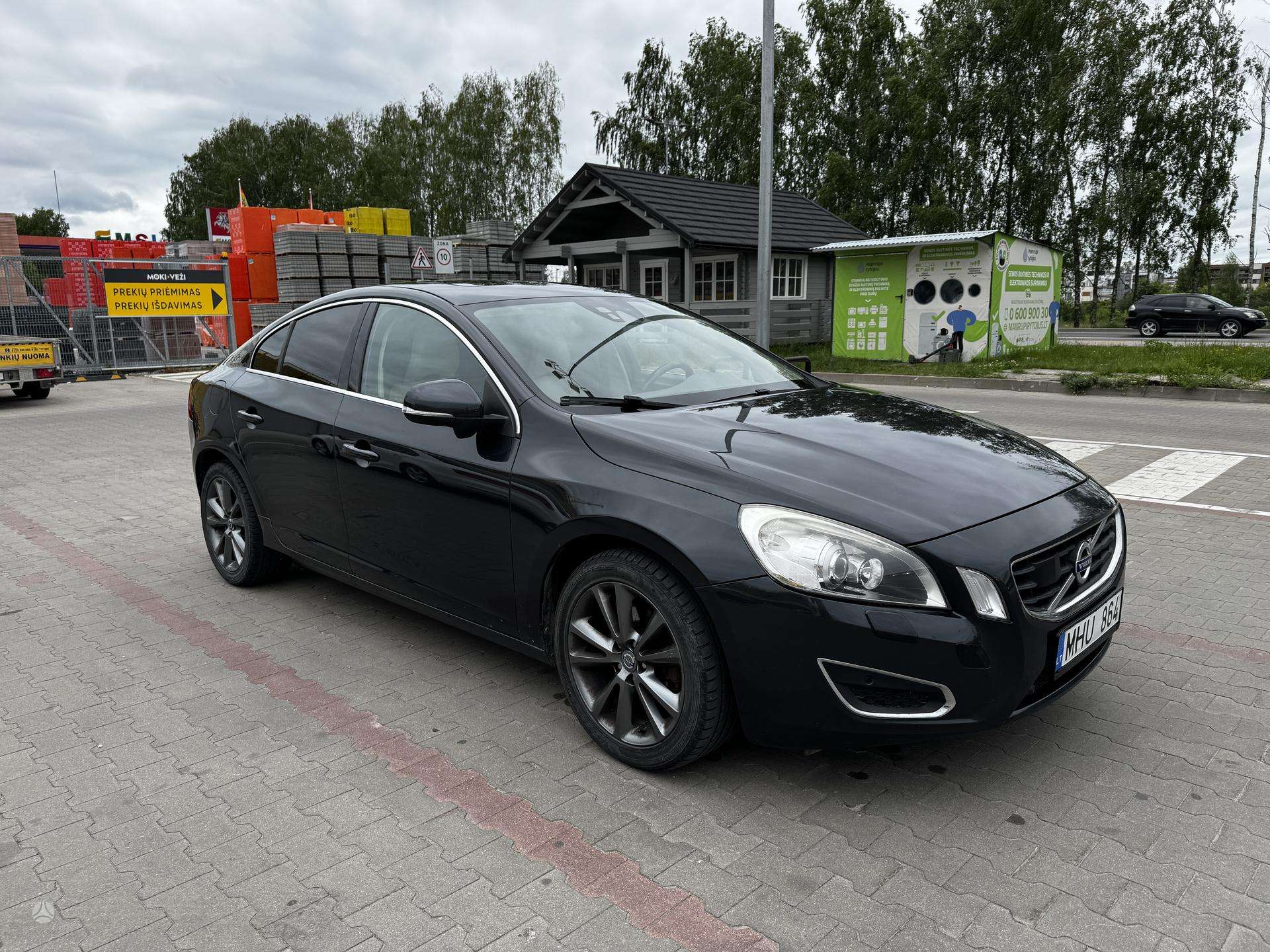 Volvo S60.