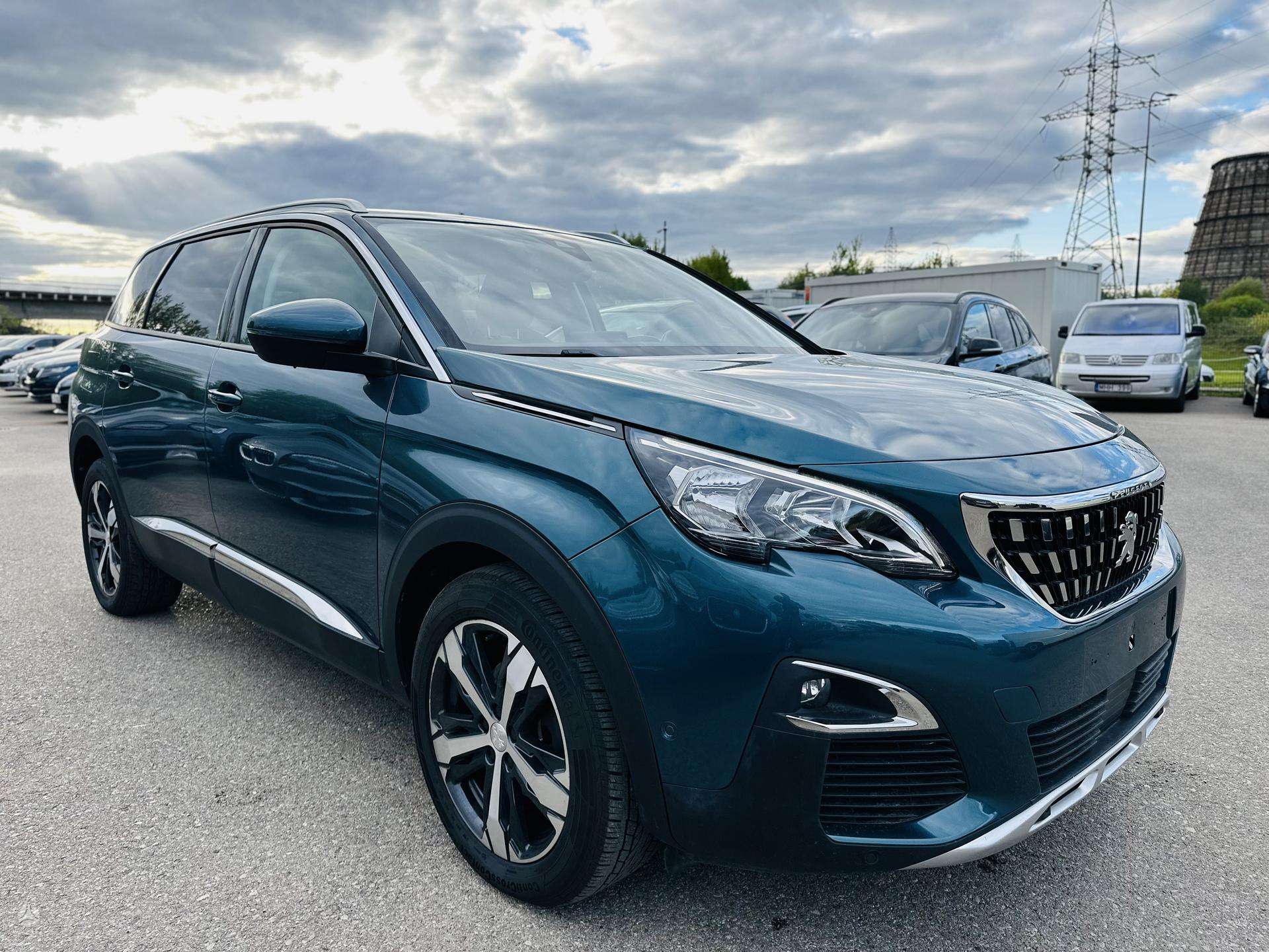 Peugeot 5008.