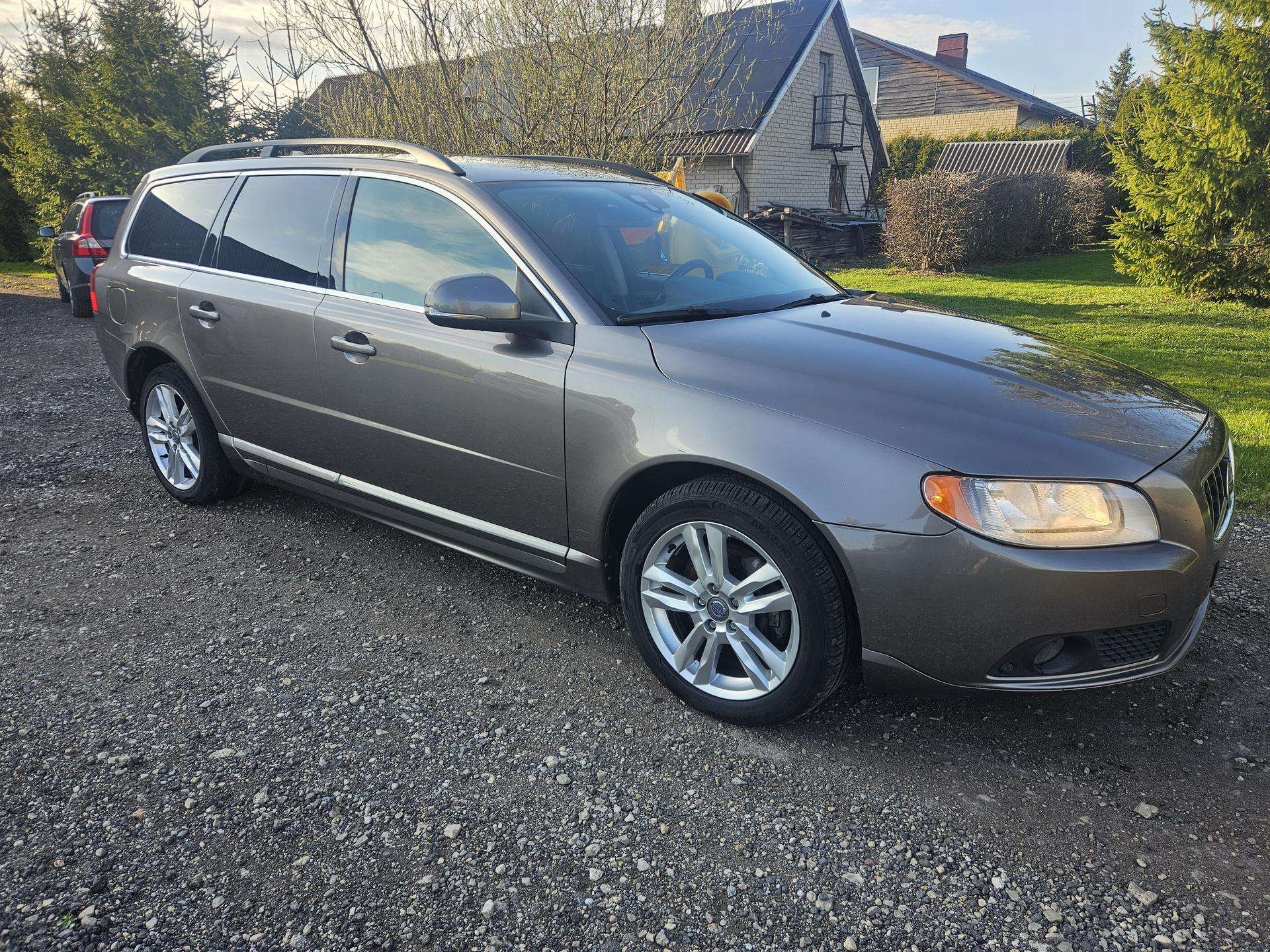 Volvo V70.