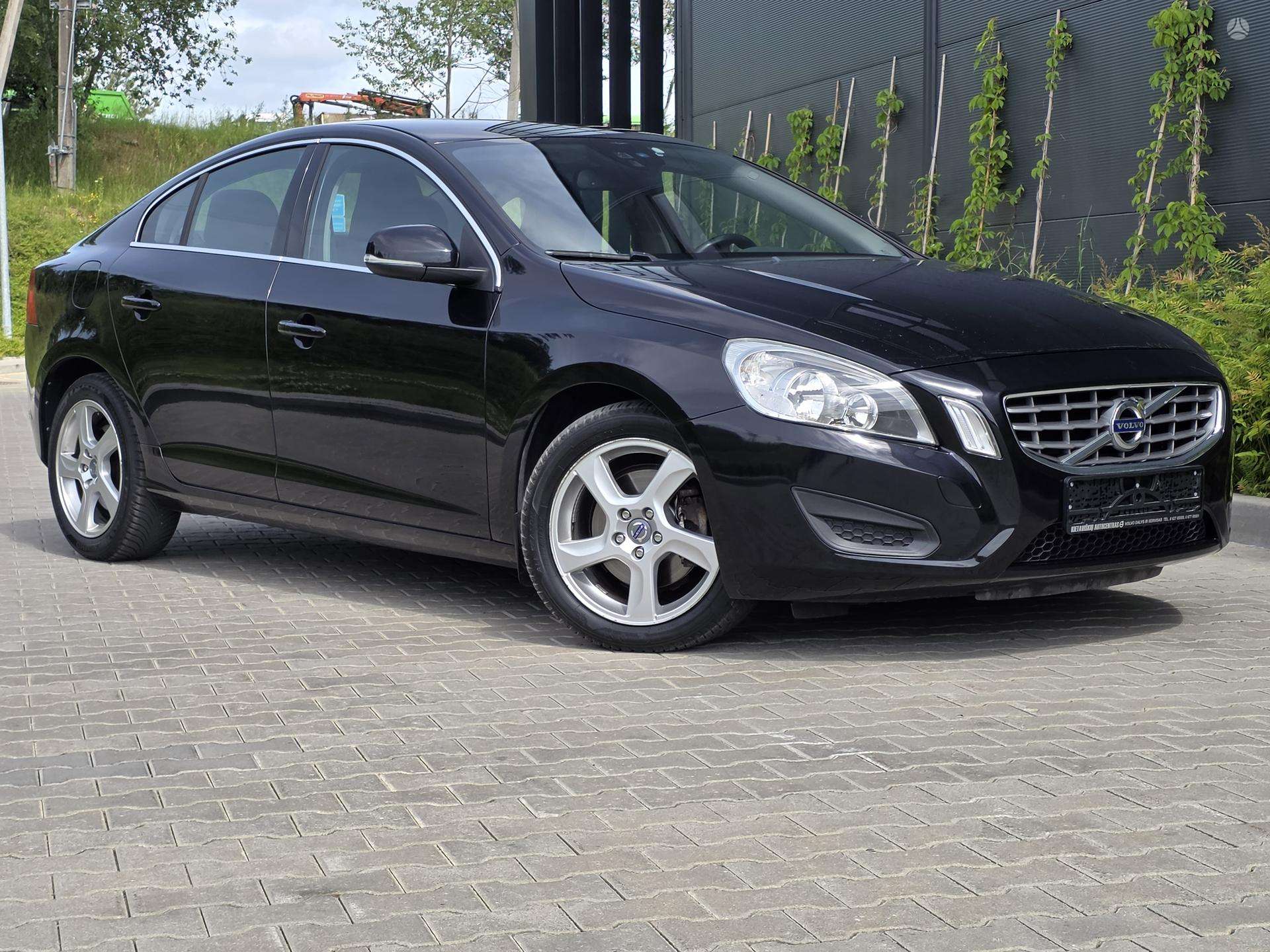 Volvo S60.