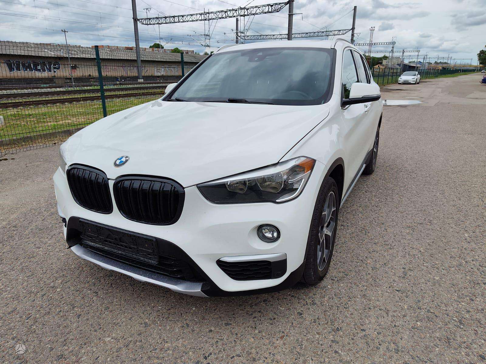 BMW X1.