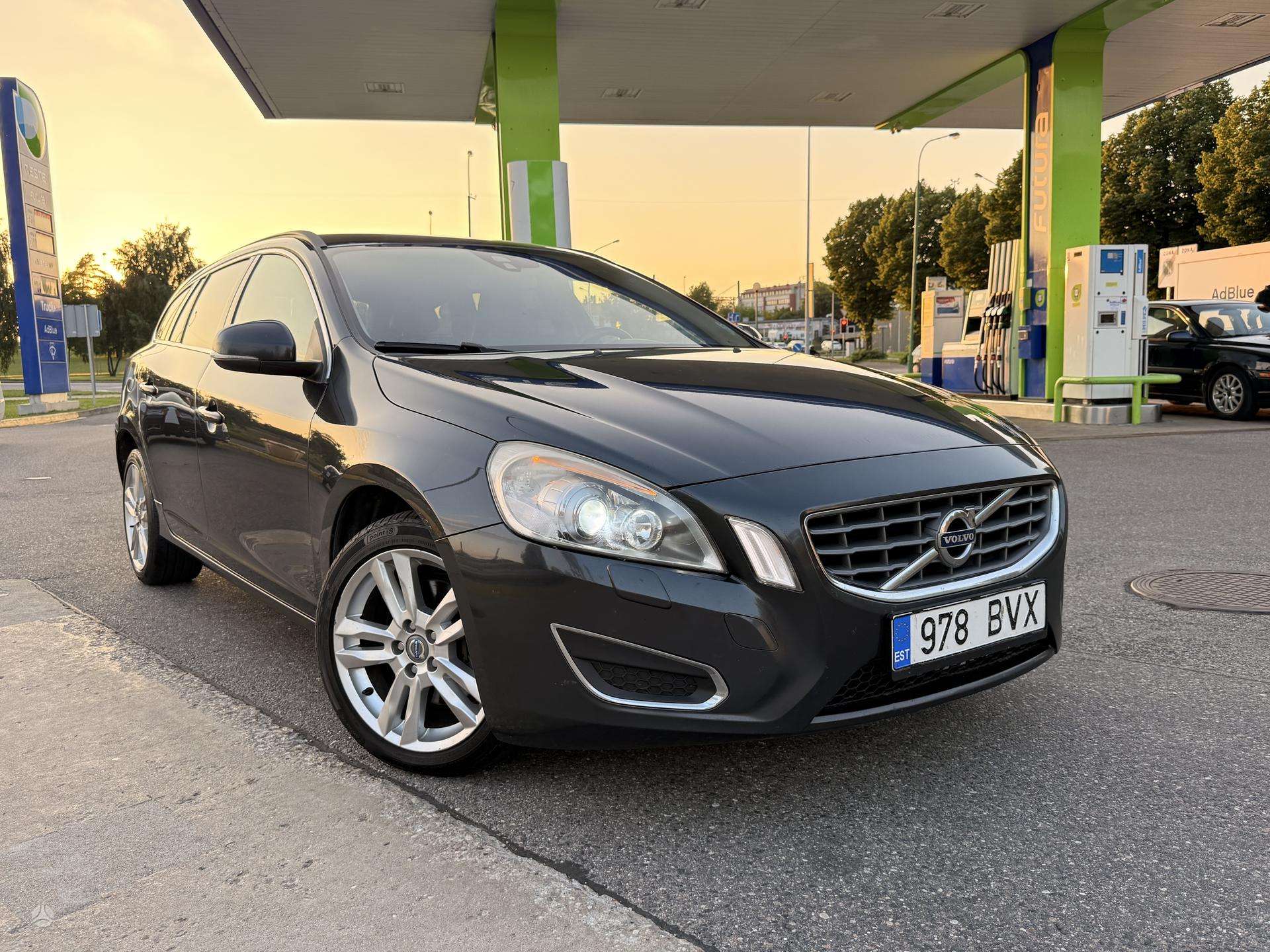Volvo V60.