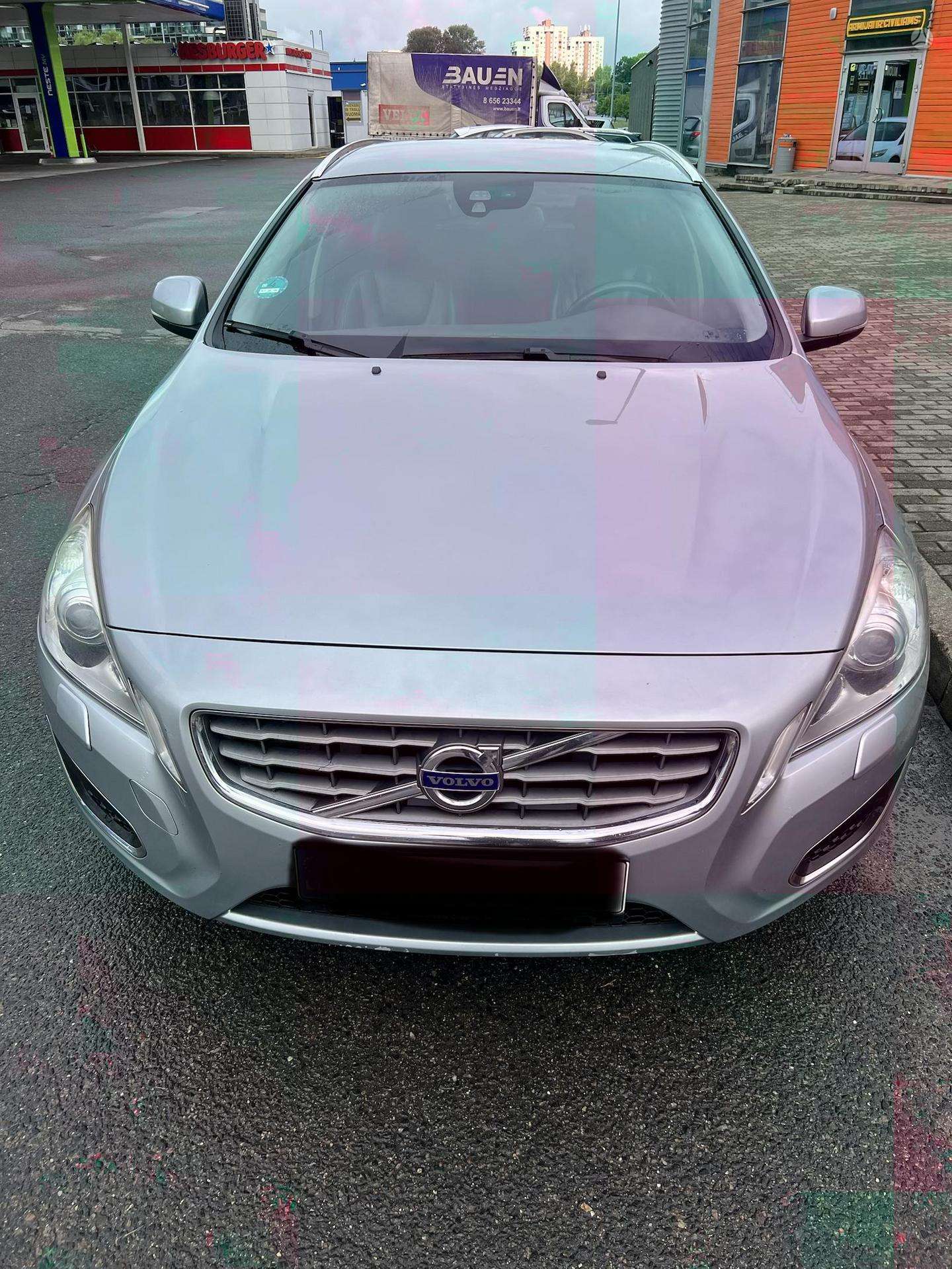 Volvo V60.