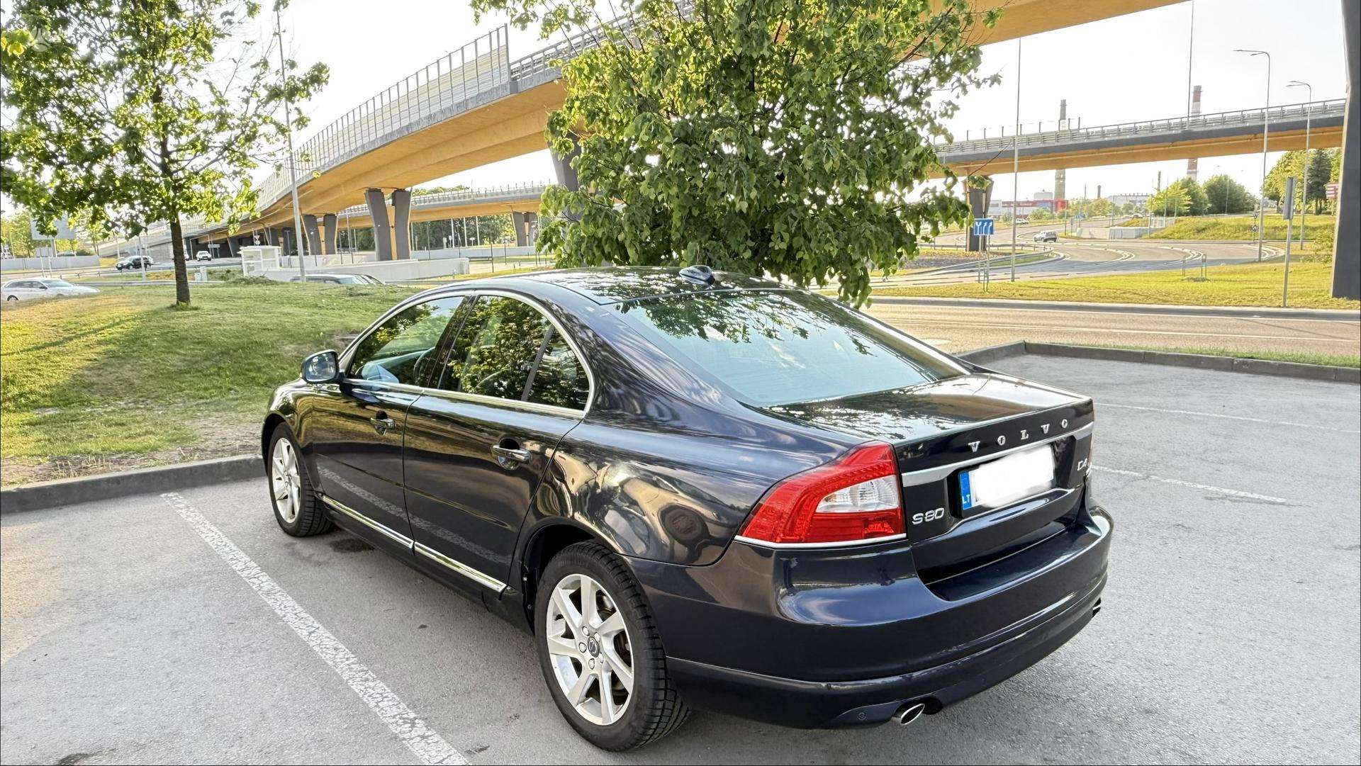 Volvo S80.