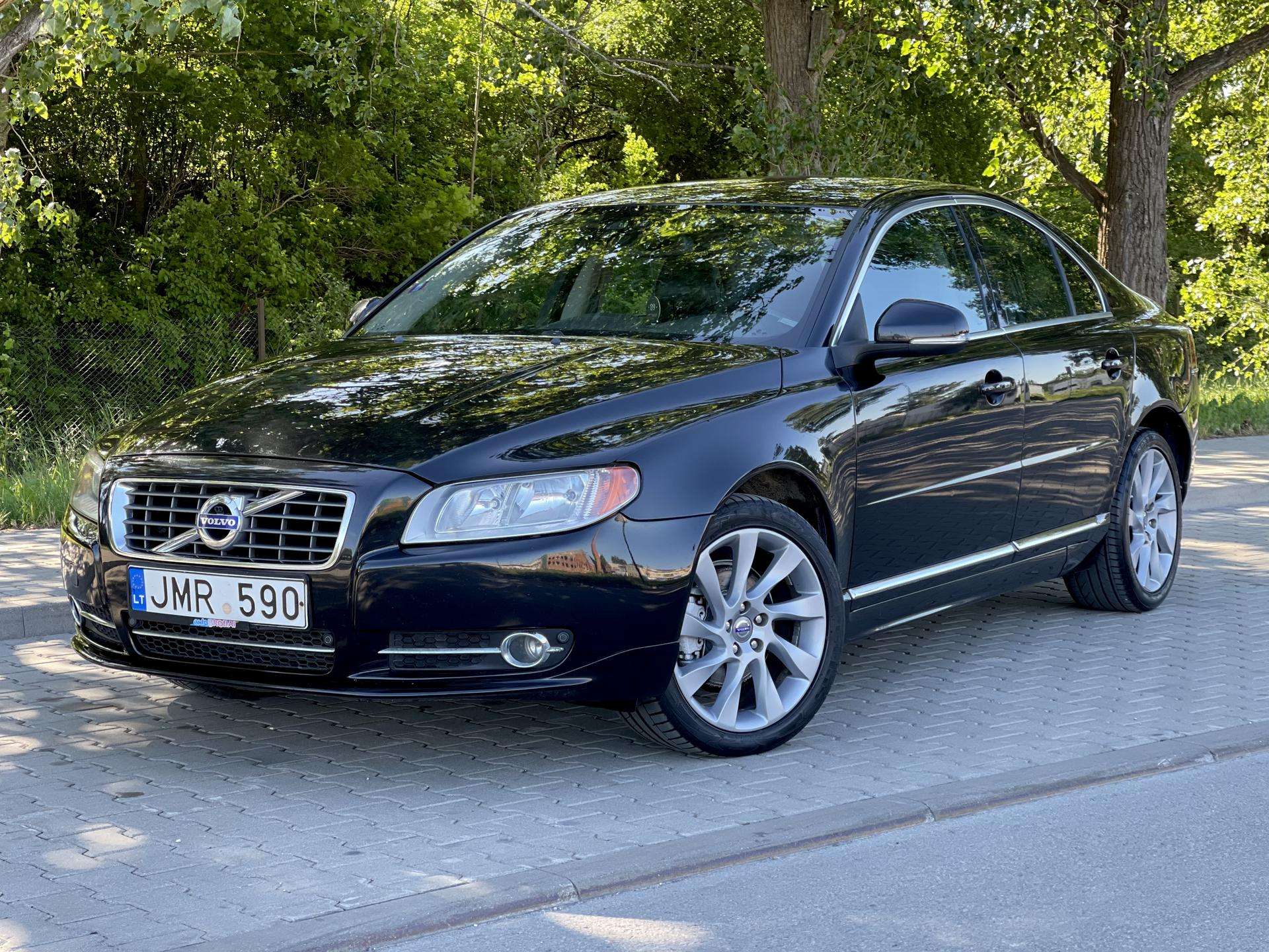 Volvo S80.