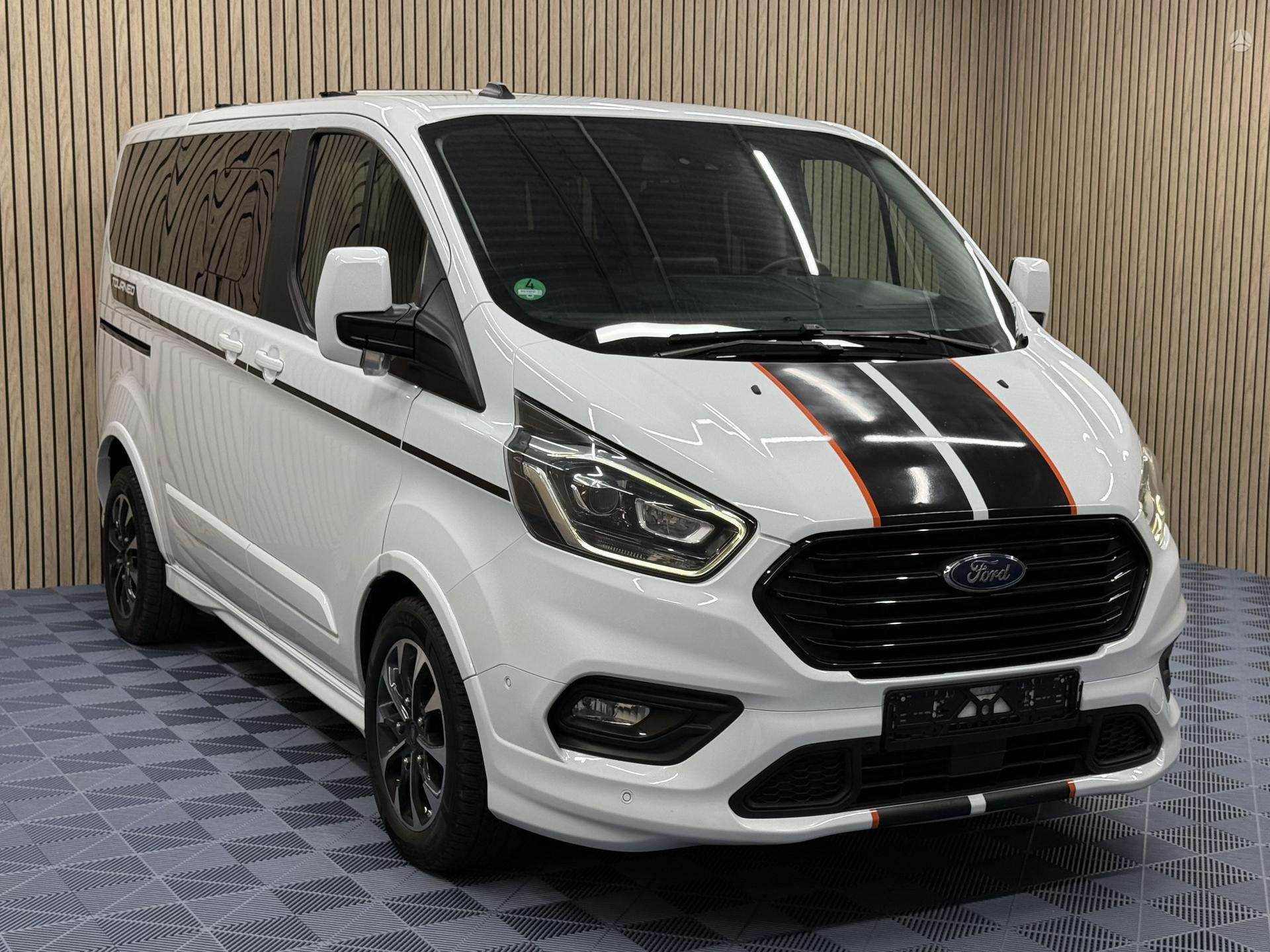 Ford Tourneo Custom.