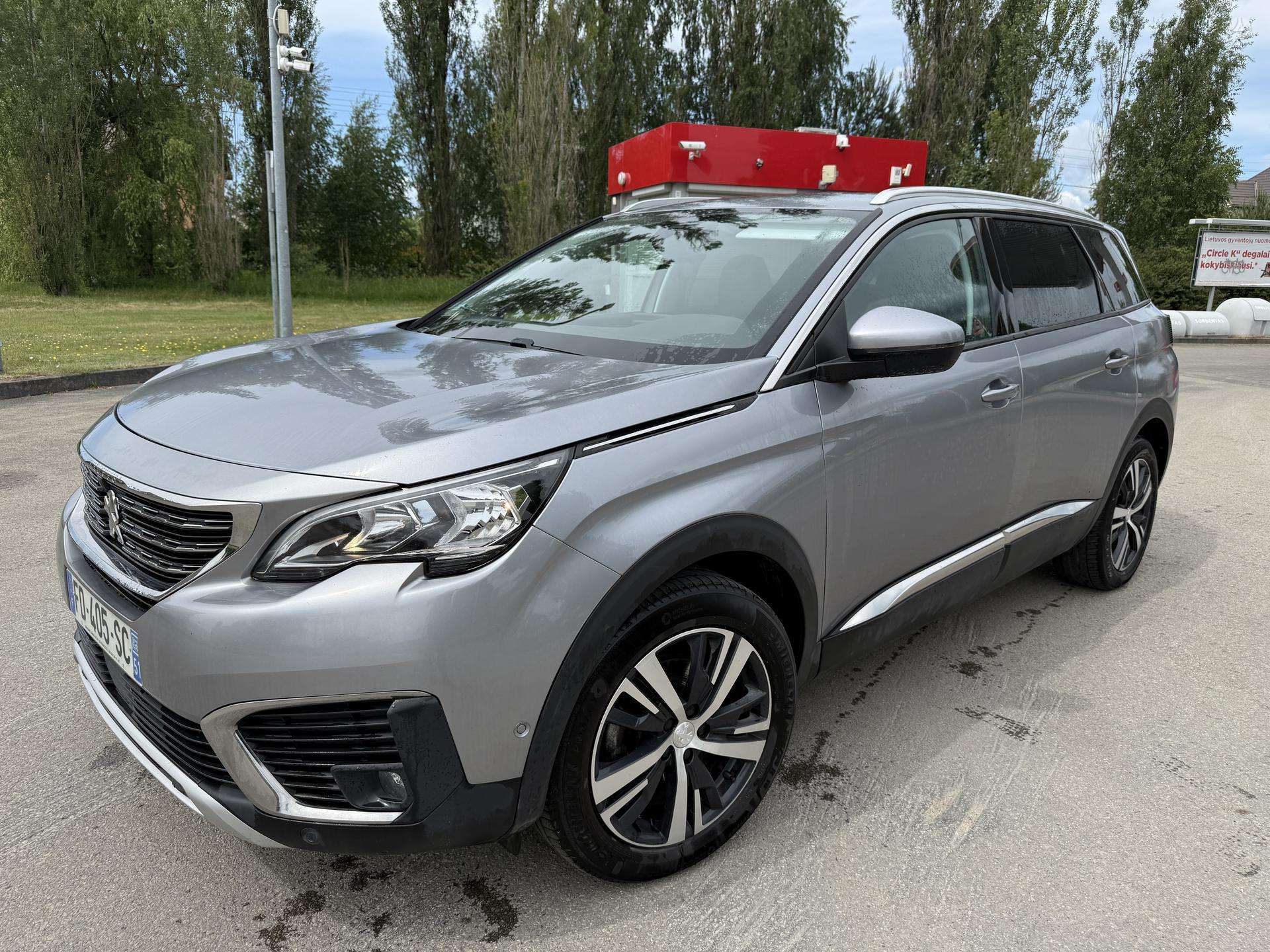 Peugeot 5008.