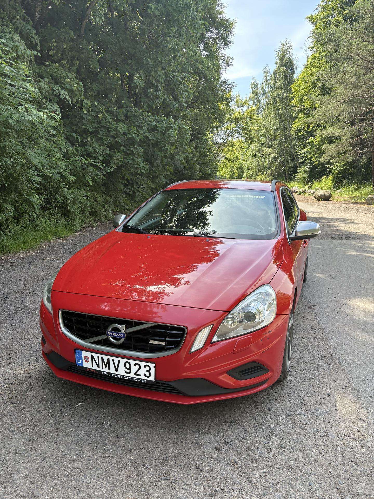 Volvo V60.