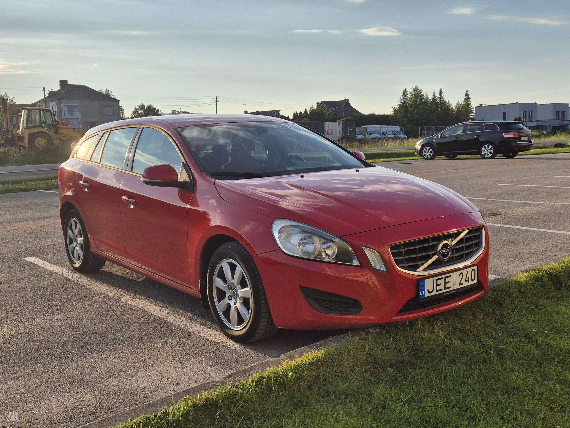 Volvo V60.