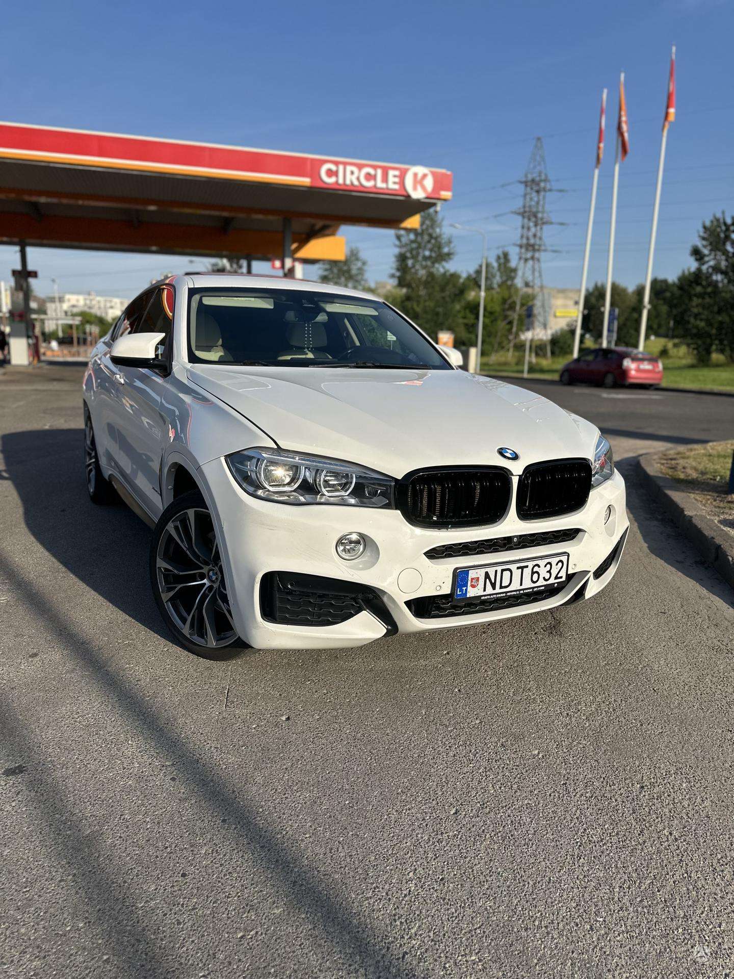 BMW X6.