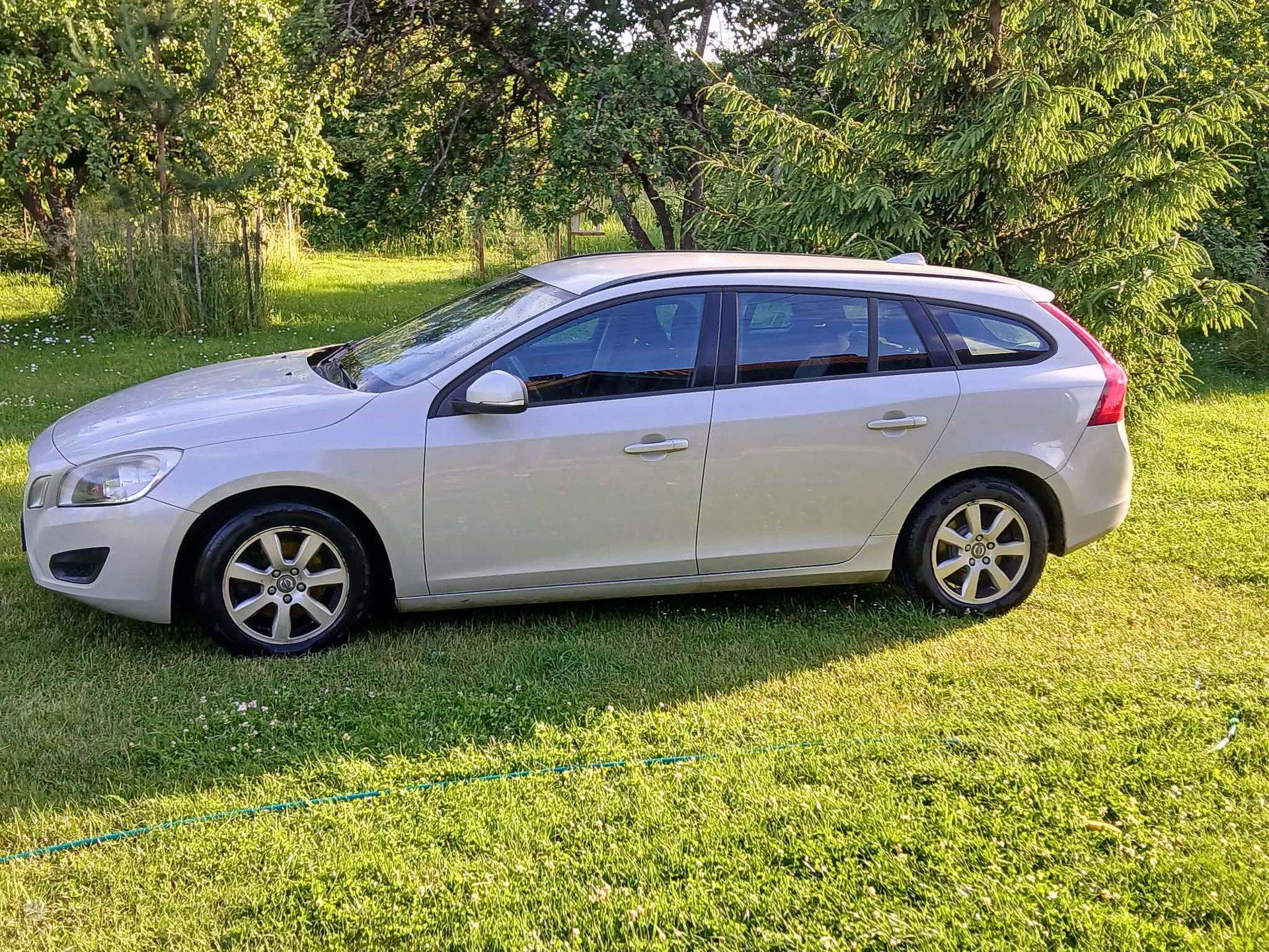 Volvo V60.