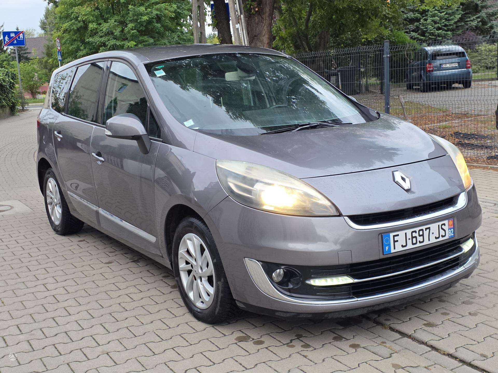 Renault Grand Scenic.