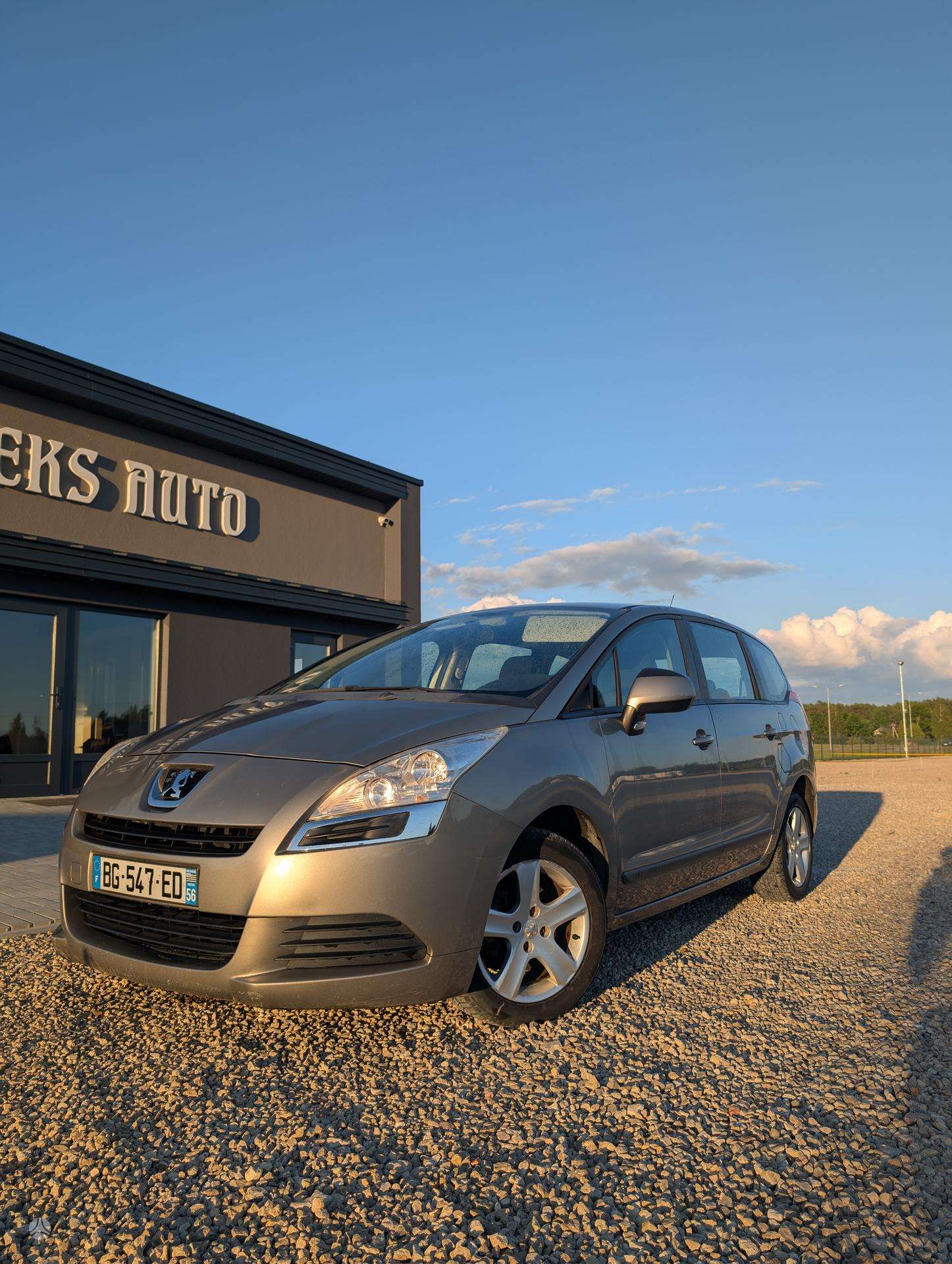 Peugeot 5008.