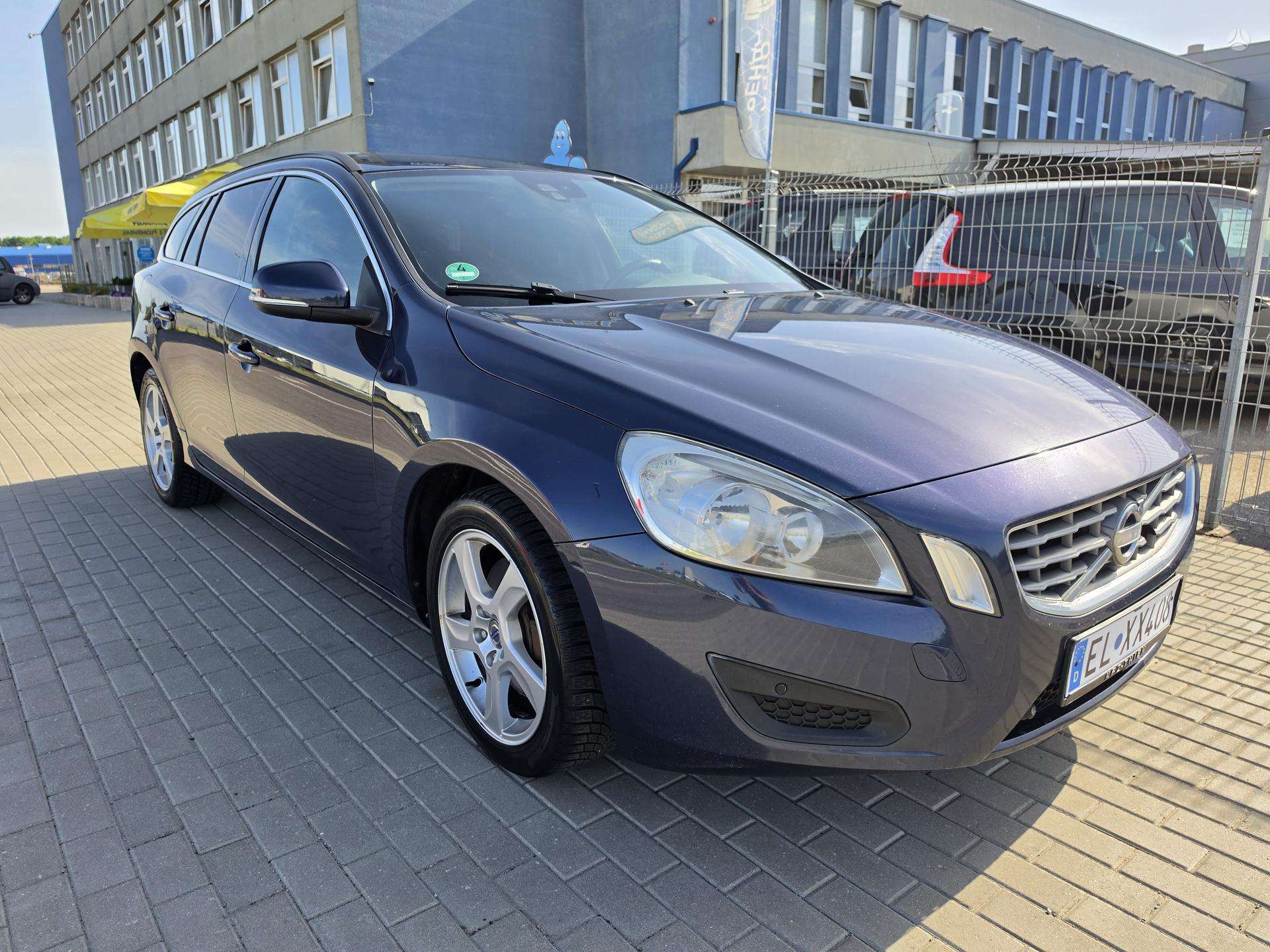 Volvo V60.