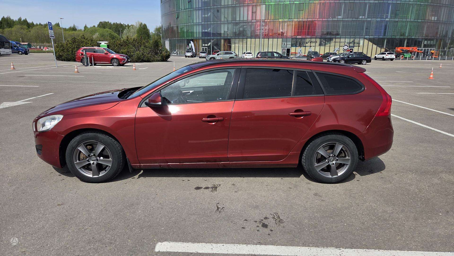 Volvo V60.