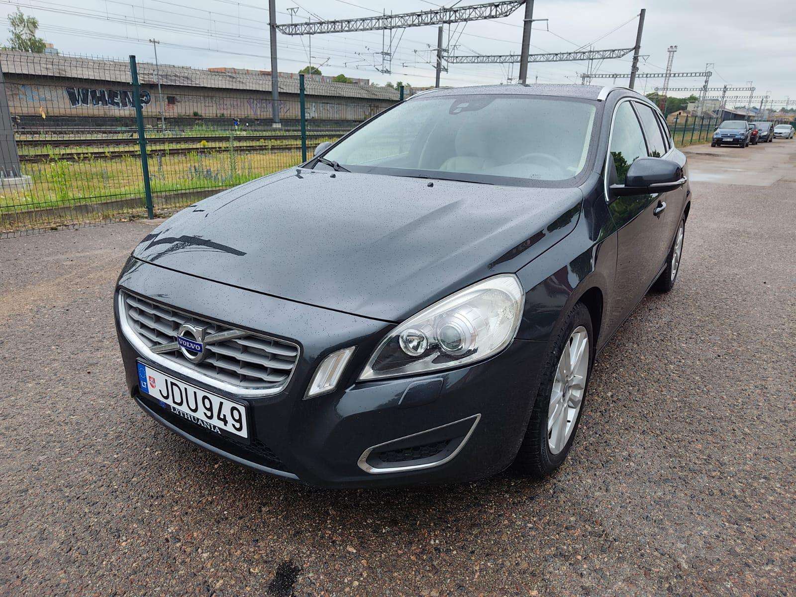 Volvo V60.