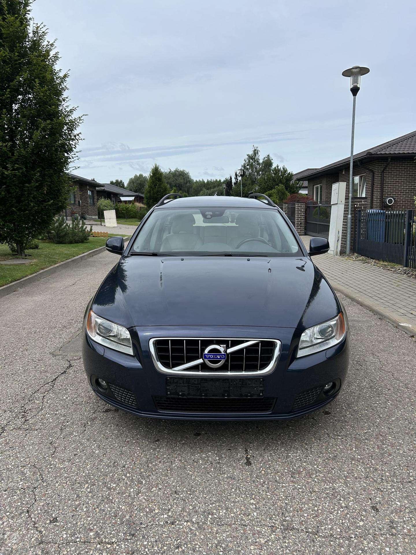 Volvo V70.