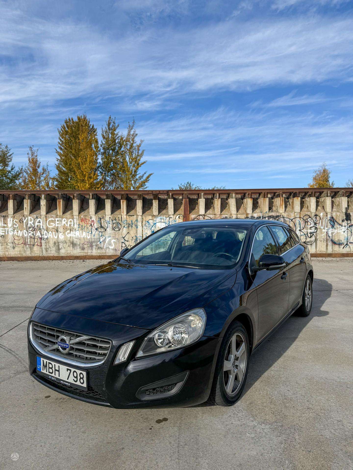 Volvo V60.