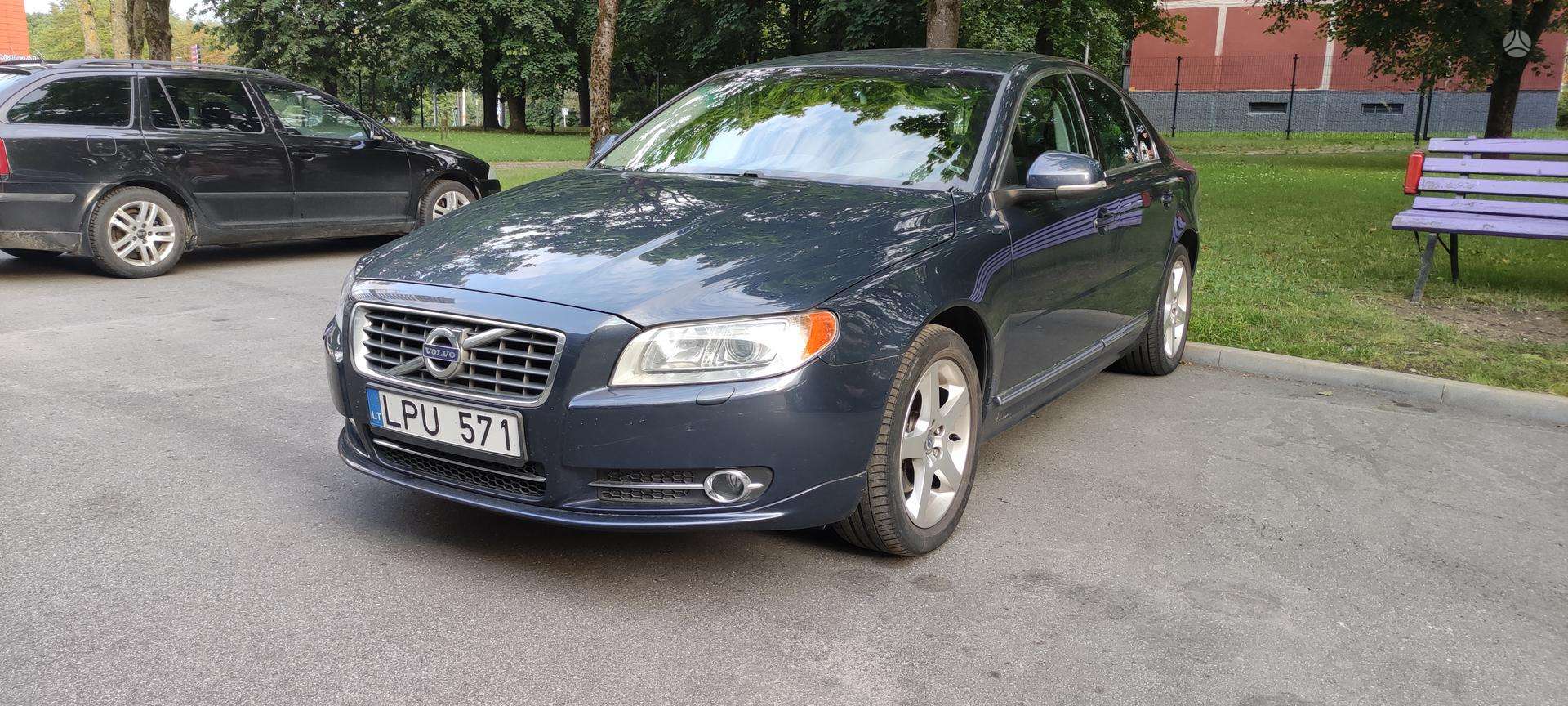 Volvo S80.