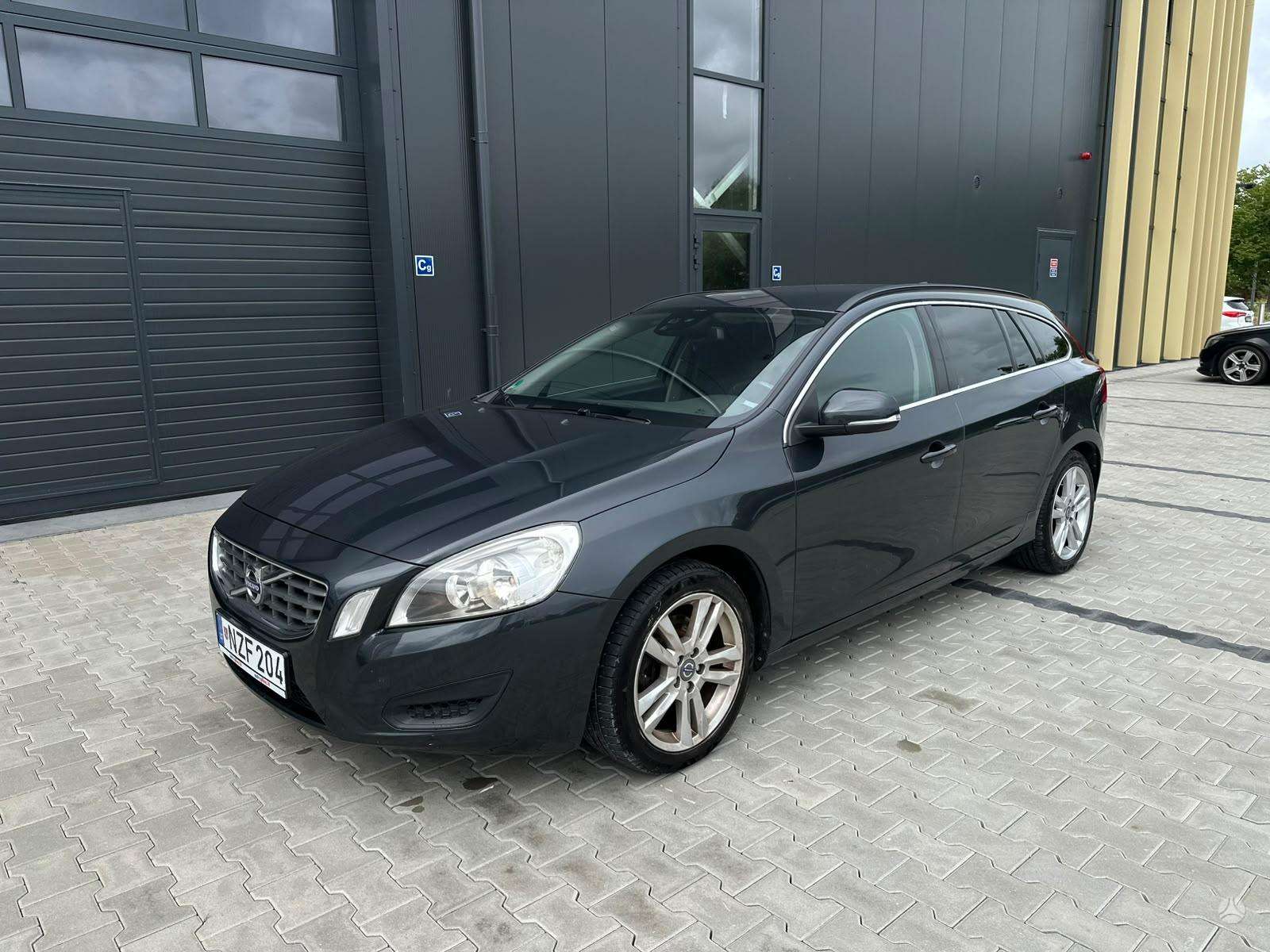 Volvo V60.