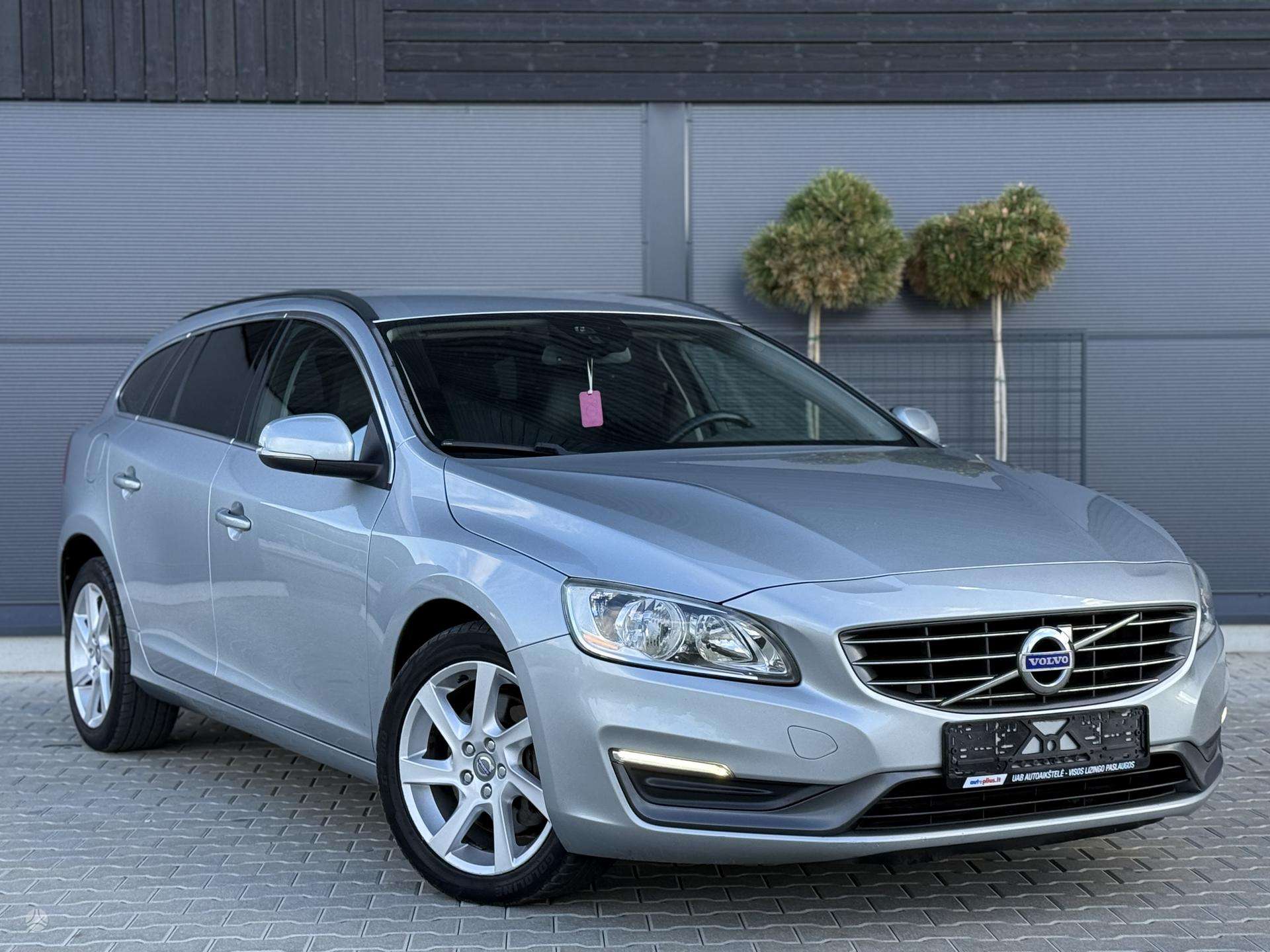 Volvo V60.