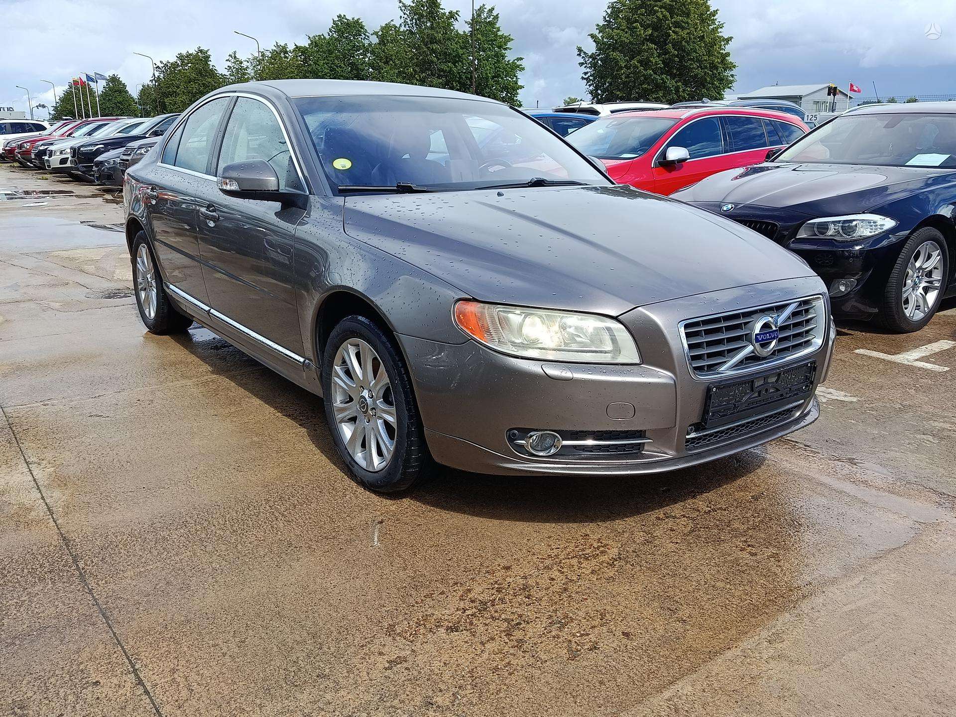 Volvo S80.