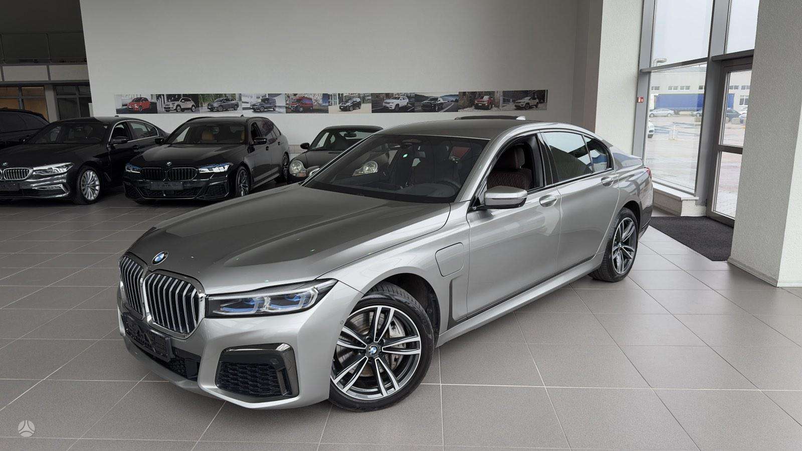 BMW 745.