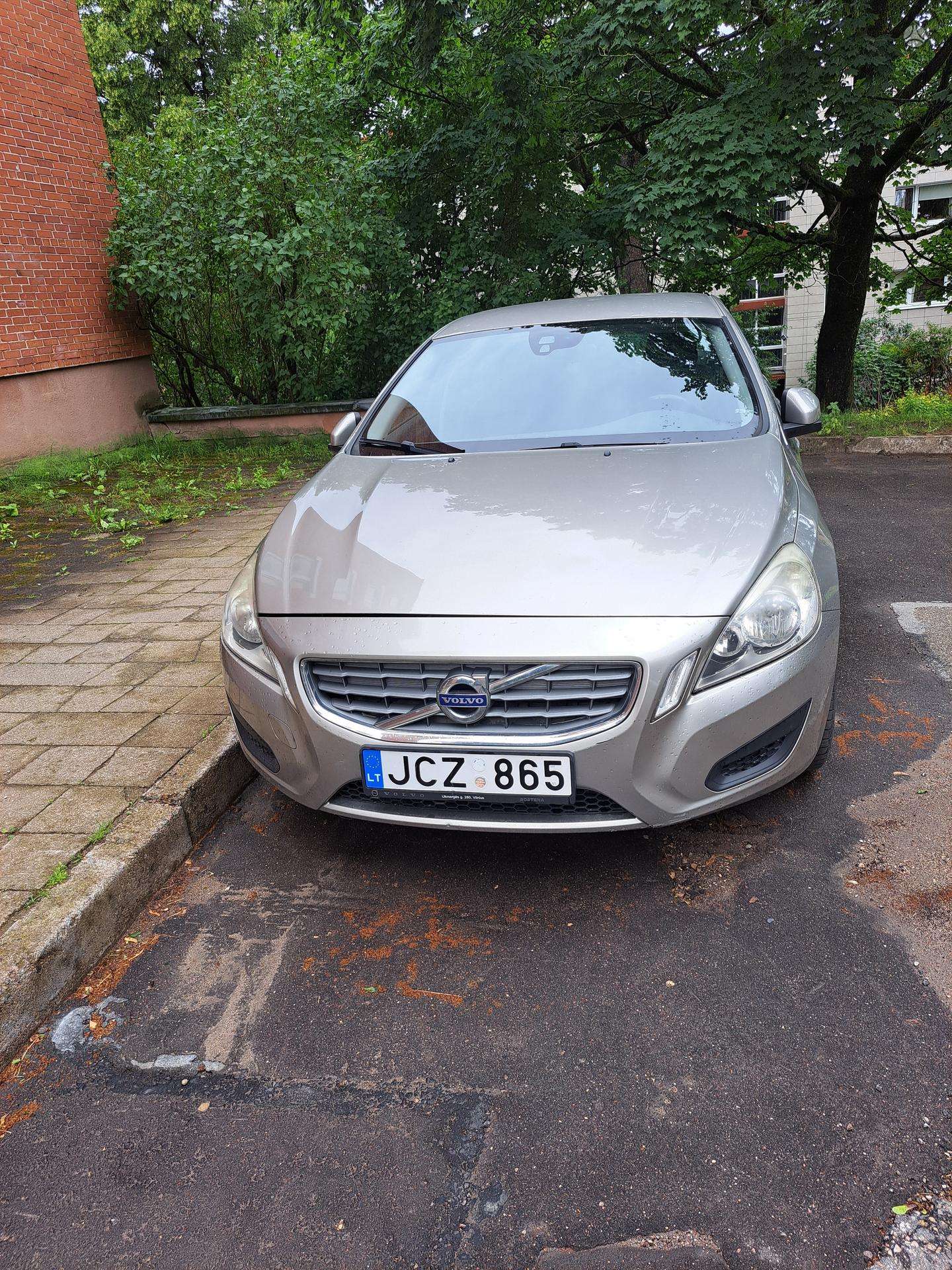 Volvo S60.