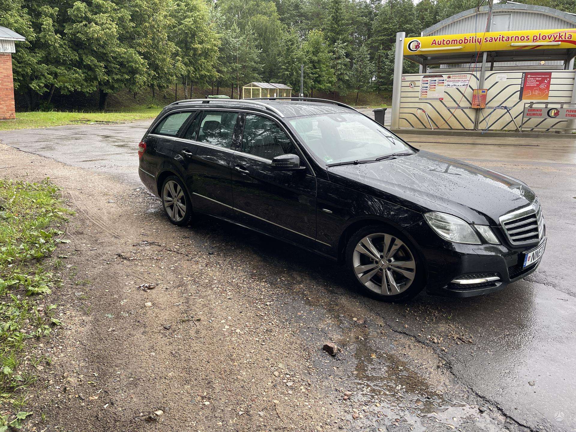 Mercedes-Benz E350.