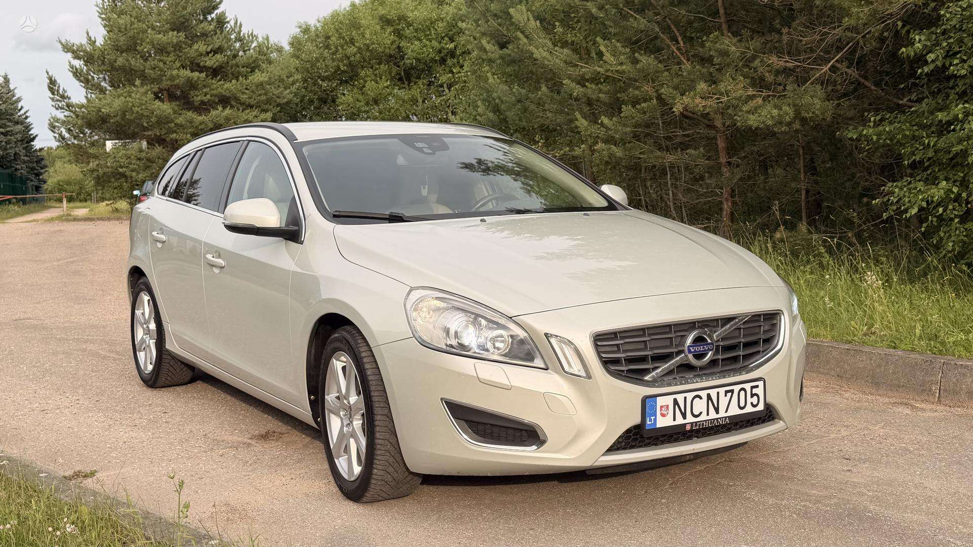 Volvo V60.
