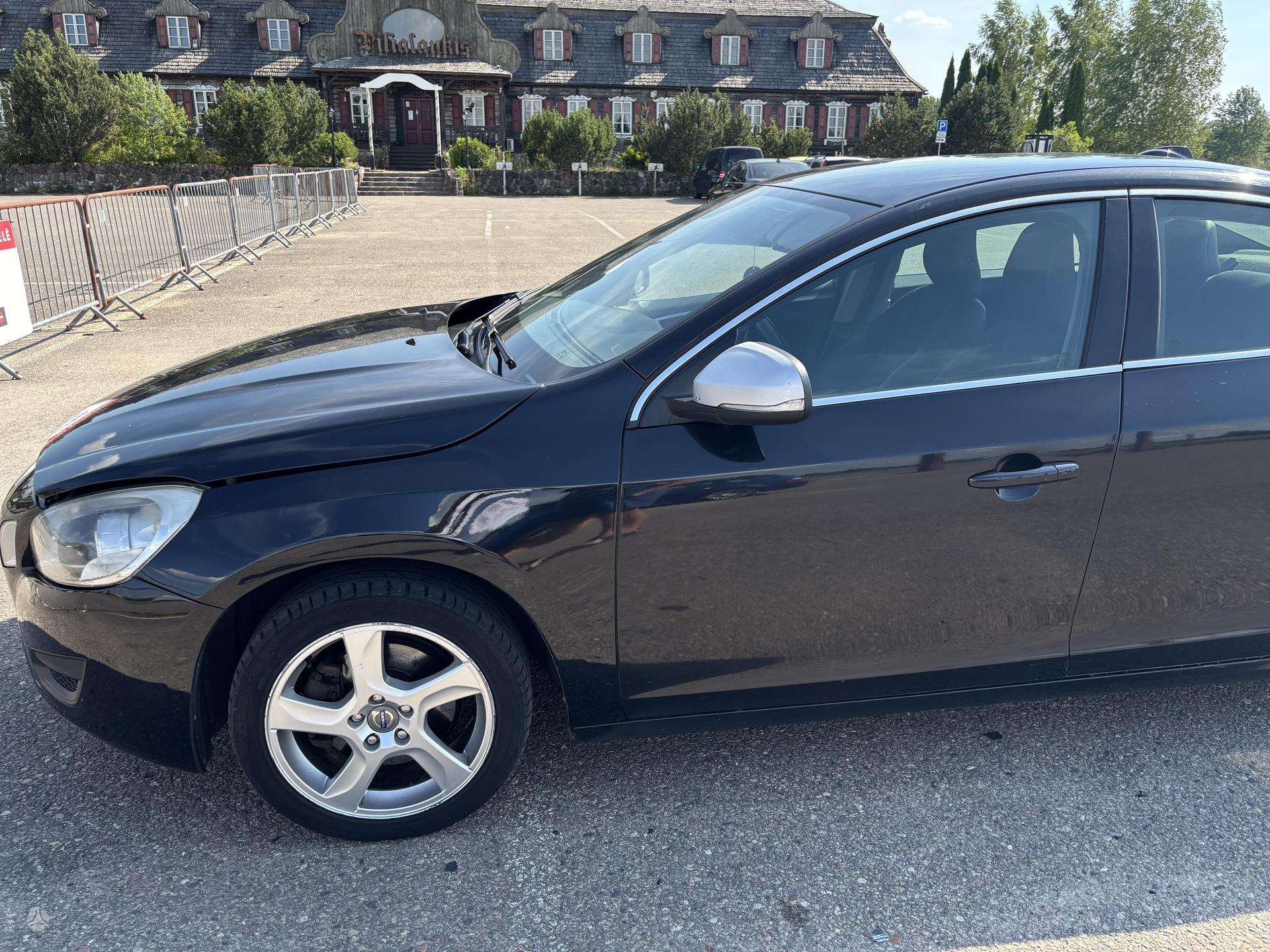 Volvo S60.